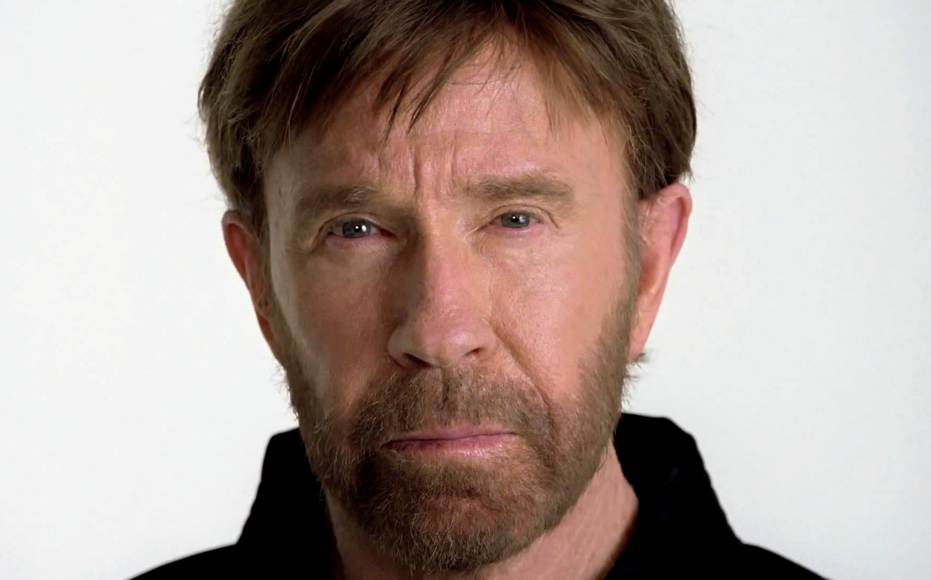 Обои взгляд, портрет, актёр, легенда, Chuck Norris, Чак Норрис на телефон и  рабочий стол, раздел мужчины, разрешение 1920x1196 - скачать