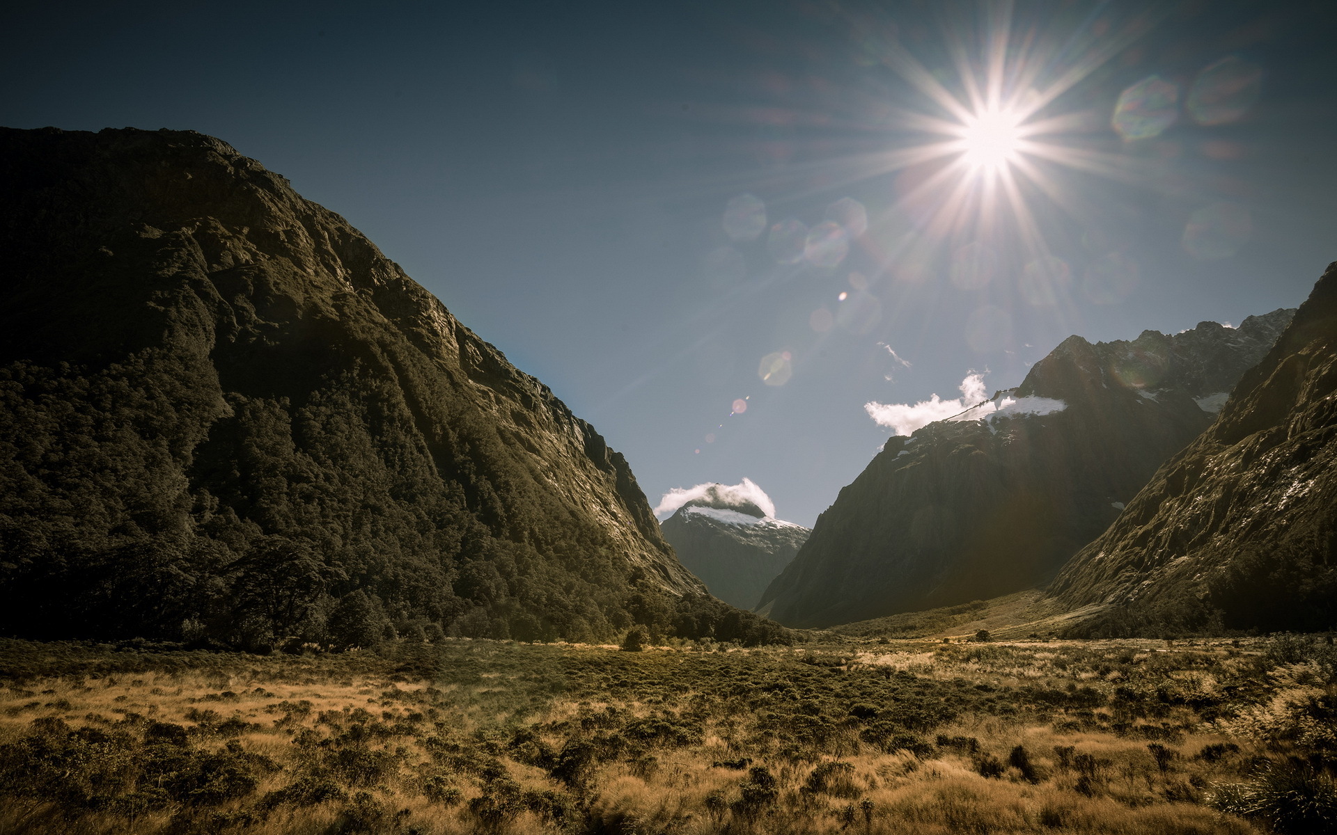 Долина света. Долина света природа. Долина сват. Обои с пиком. Valley of Light.