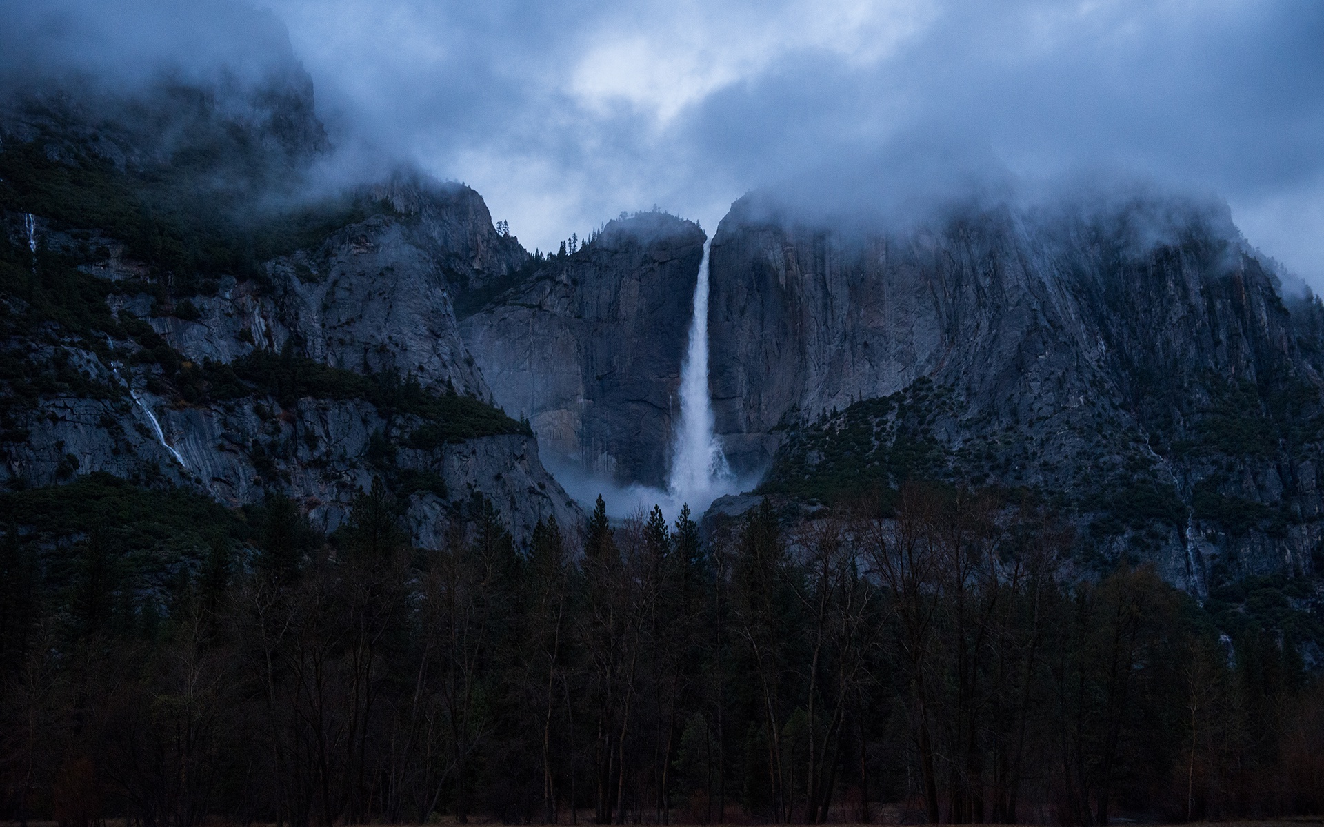 Сумерки водопад. Водопад Йосемити. Национальный парк Йосемити Калифорния обои. Национальный парк Йосемити обои Windows 10.