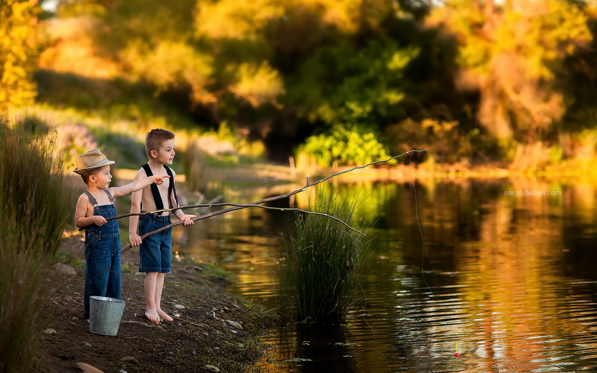Мальчики на рыбалке. Дети и природа. Малыши на берегу озера. Дети на берегу речки. Детская фотосессия у реки.
