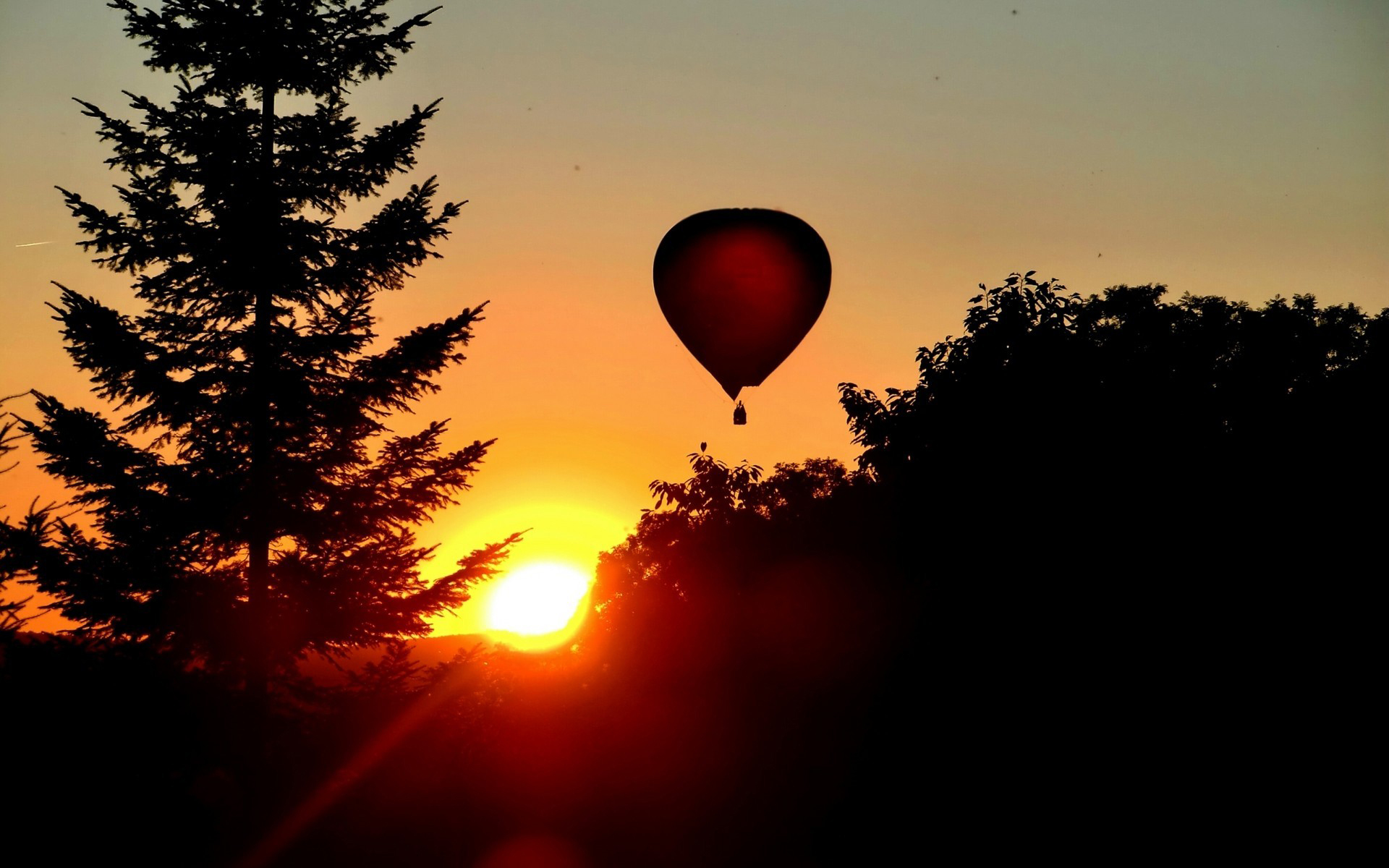 Сердце полетело. Красивый закат с сердцем. Воздушный шар на закате. Воздушные шары в небе на щакете. Воздушные шары на закате.