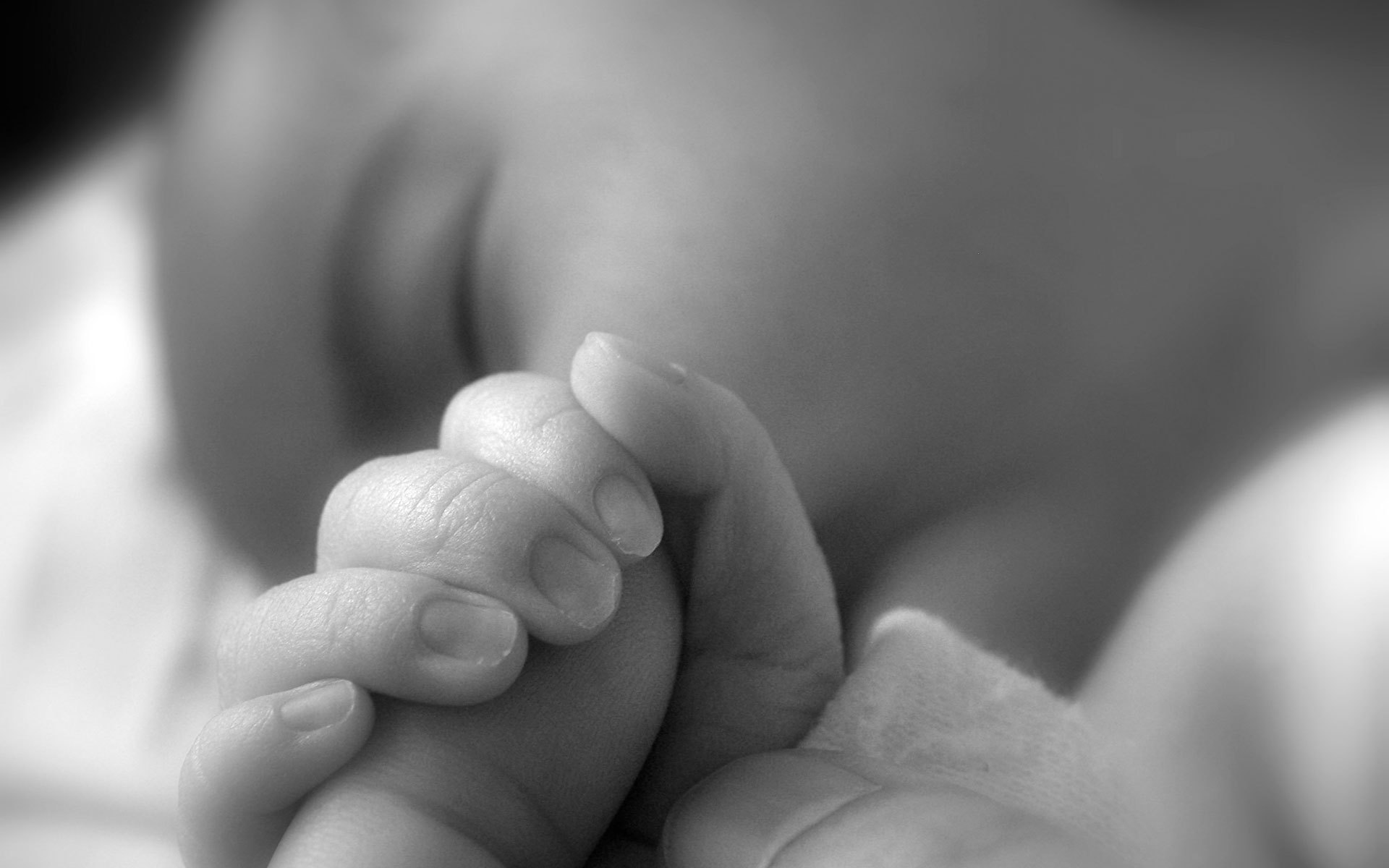 Сын маму пальчиком. Мама с малышом на руках. Фотосессия с новорожденным. Ребенок на руках. Картинки для младенцев.