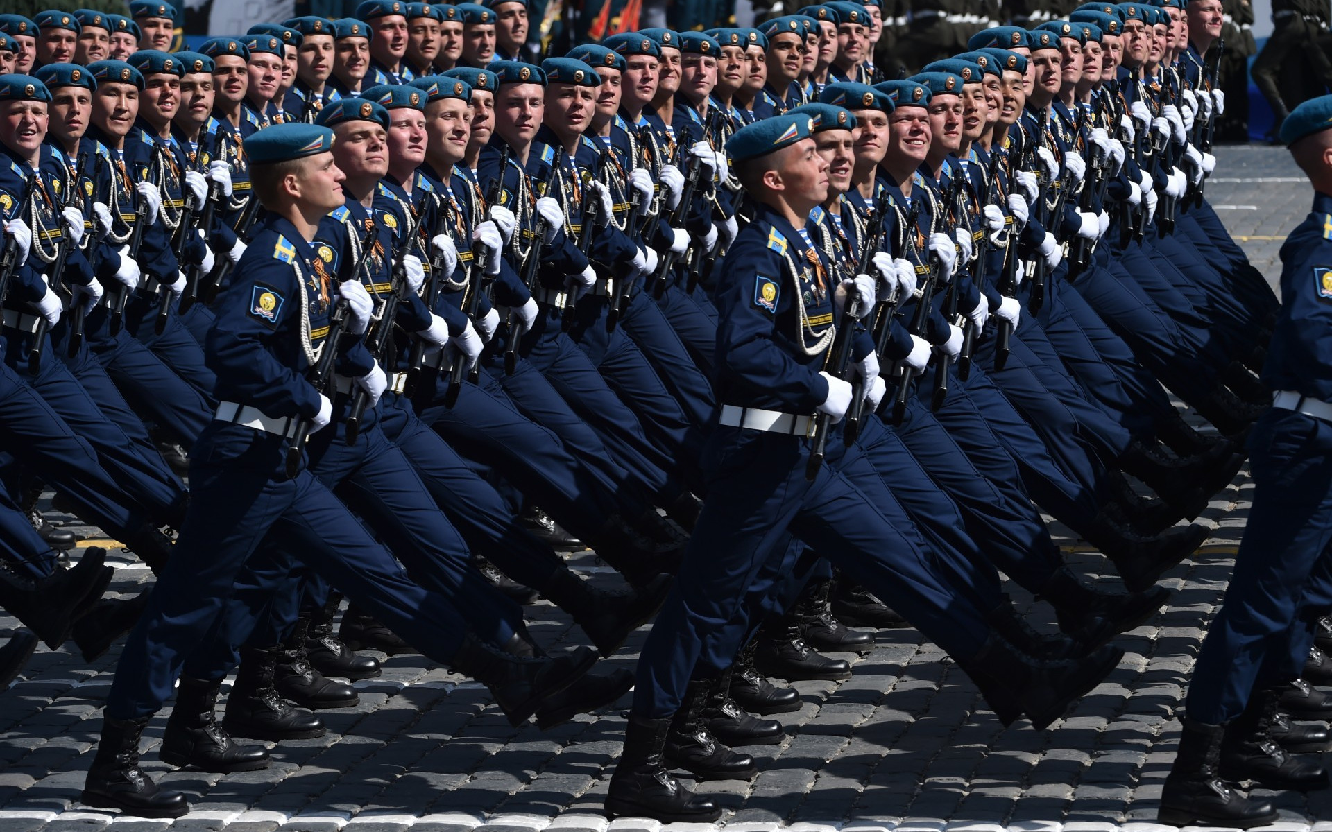 Выстроиться в шеренгу в ряд. Войска на параде. Российский солдат на параде. Солдаты на параде. Строй солдат.