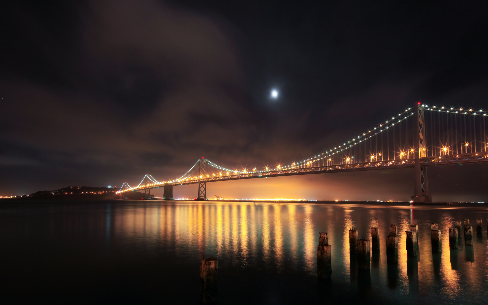 Nights bridge. Мост короля Фахда Бахрейн. Мост ночью. Красивые мосты вечером. Мост вдалеке.