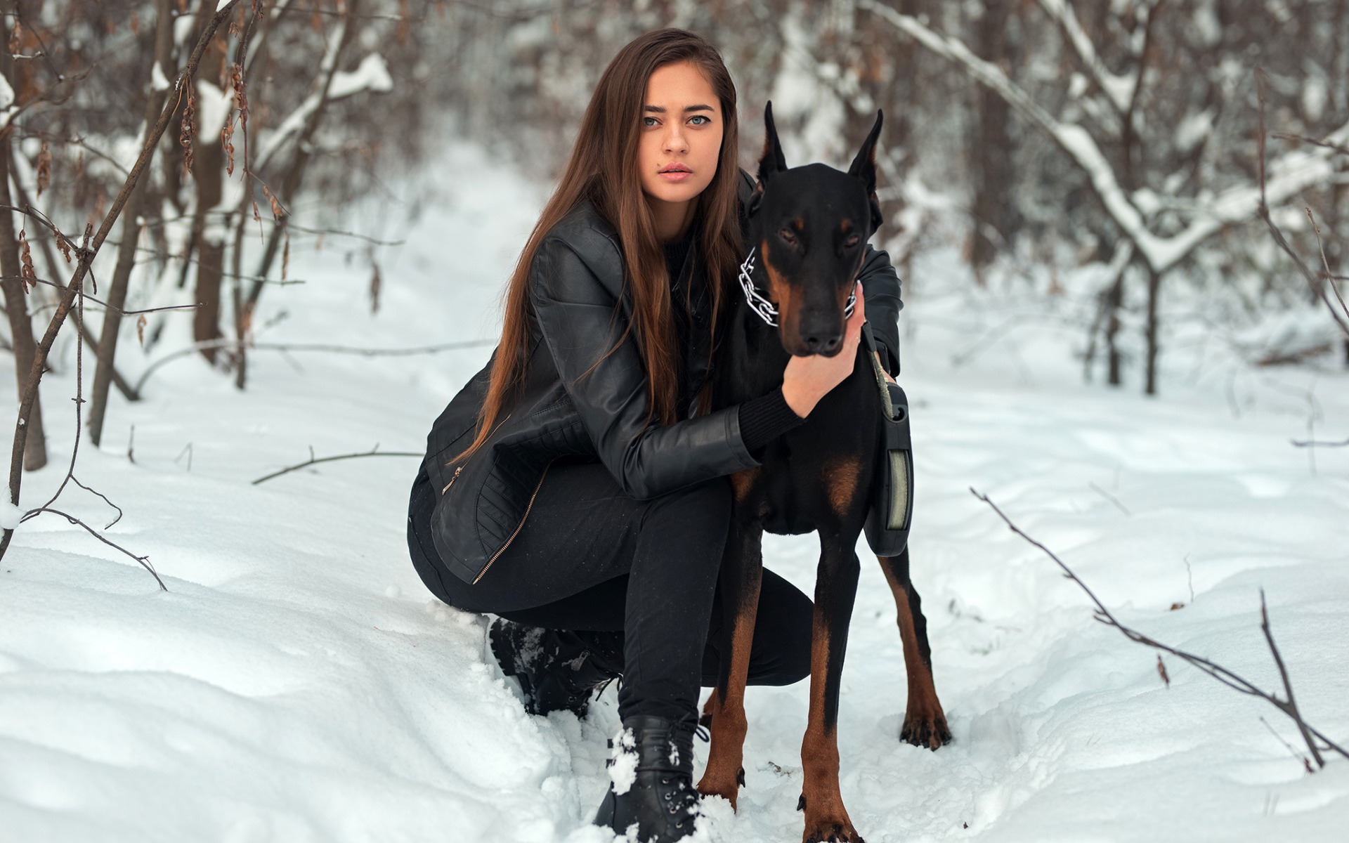 Девочка в позе собаки