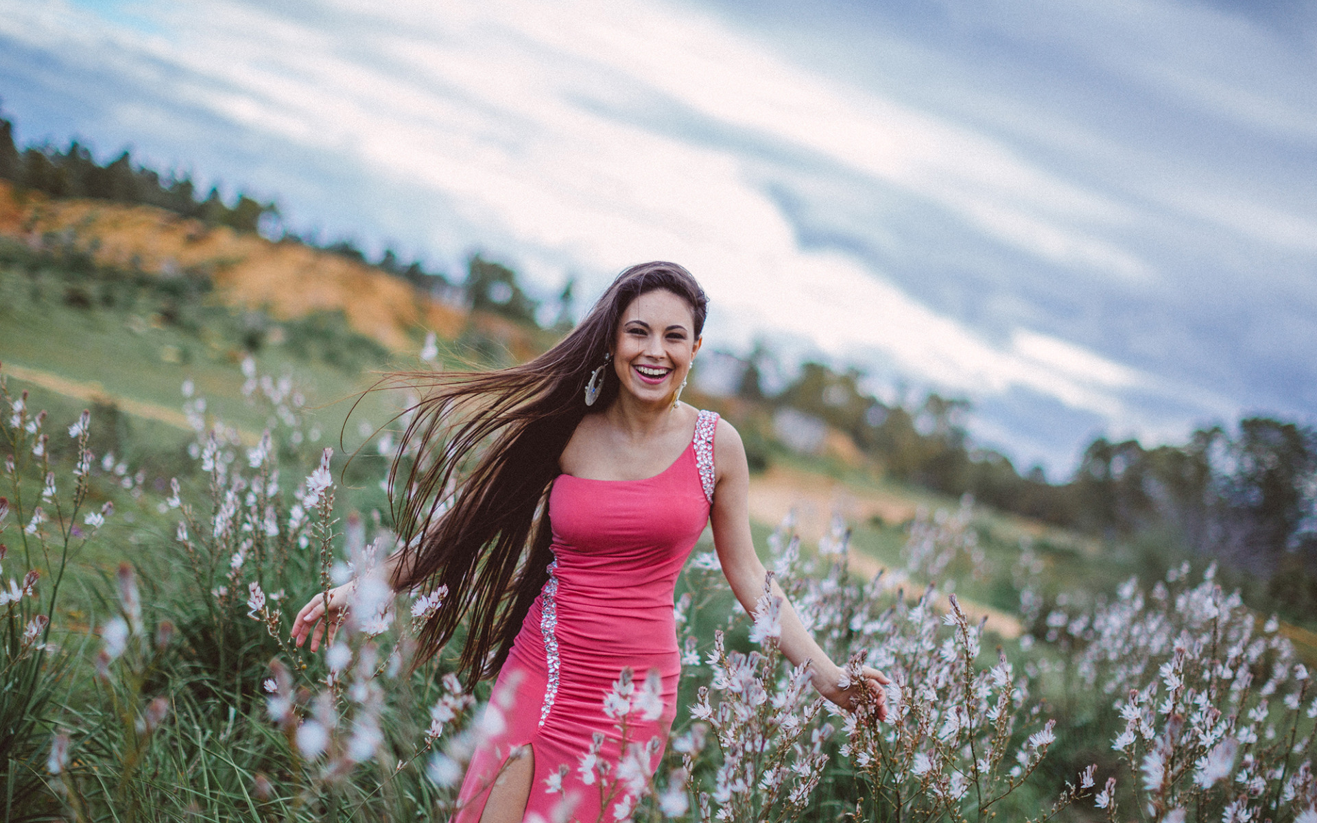 Joy girl. Краснова Эльвира певица. Фотосессия на природе. Фотосессия девушки на природе. Счастливая девушка.