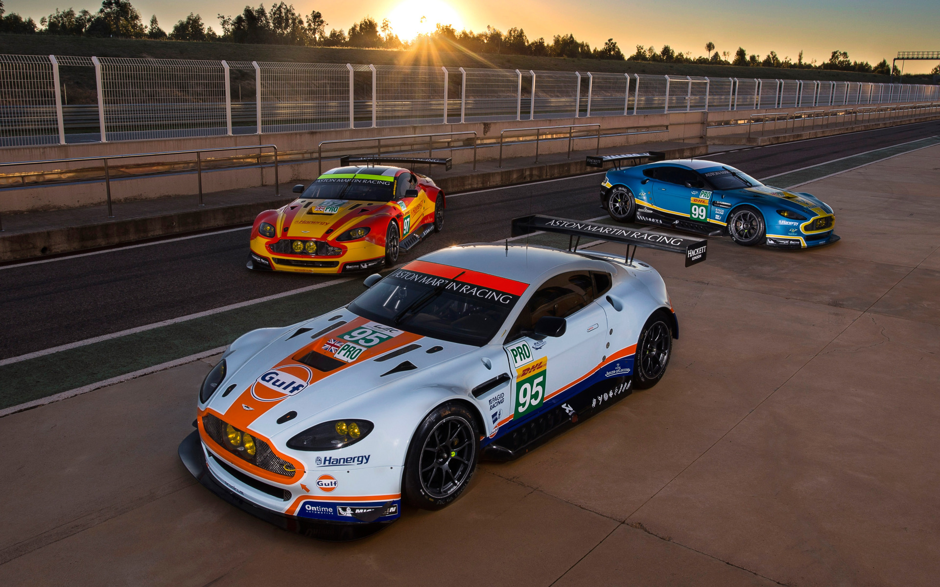 Какие гонки включи. Aston Martin Vantage gt3. Aston Martin gt2. Aston Martin gt Racecar.