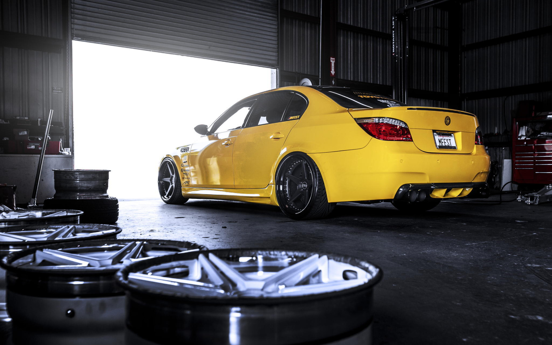 Обои b m. БМВ м5 e60. BMW m5 e60 Yellow. BMW m5 e60 желтая. BMW e60 HD.