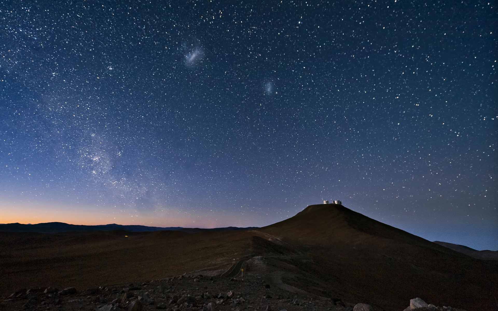 Чили день ночь. Ночное небо пустыня Атакама звезды. Атакама Чили звездное небо. Млечный путь в пустыне Атакама. Пустыня Атакама ночью.