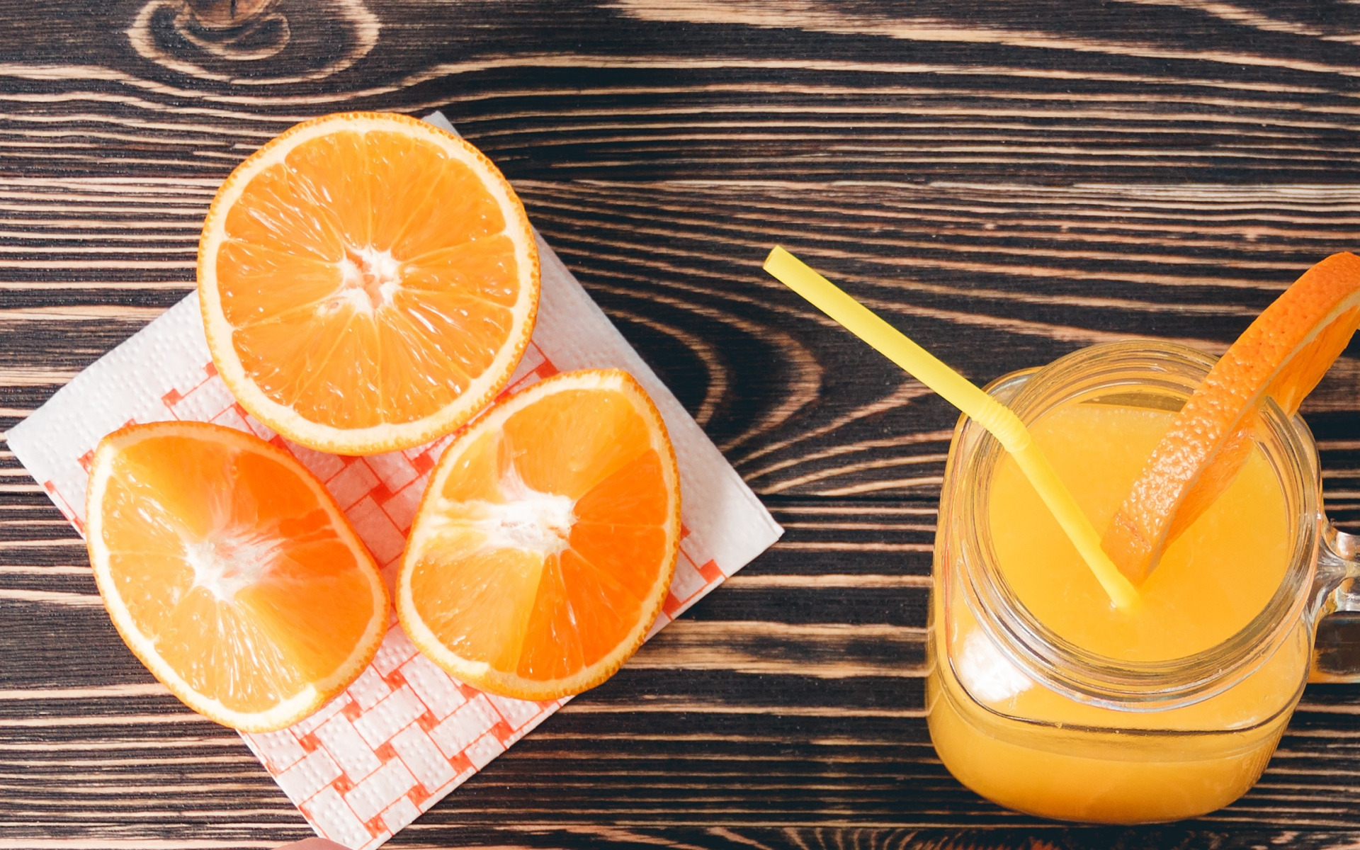 Виноградно апельсиновый сок. Апельсиновый сок. Свежевыжатый апельсиновый сок. Апельсины для сока. Апельсин в стакане.