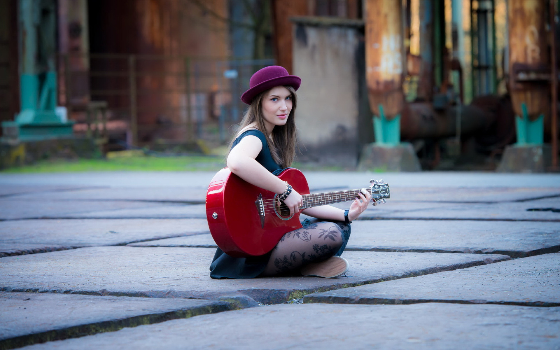 Girl play guitar. Девушка с гитарой. Фотосессия с гитарой девушка. Фотосессия с гитарой на улице. Девушка музыкант.