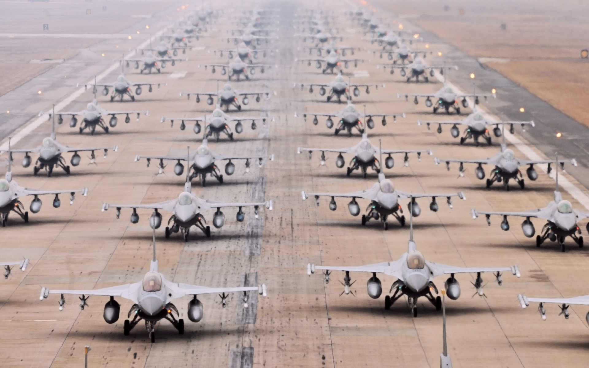 Army aircraft. Самолеты НАТО f16. F-35 США на ВПП. Военные самолеты США на авиабазе. Американские самолеты на аэродромах.
