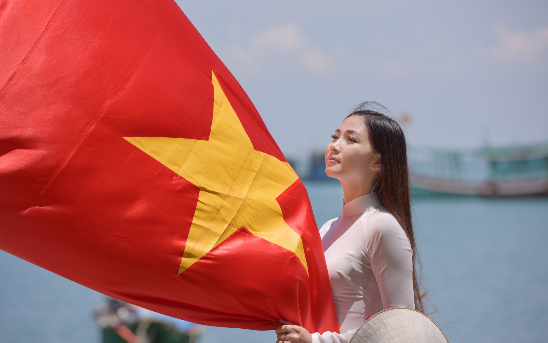 Вьетнамцы в россии. Девушка с флажком. Девушка с флагом Китая. Человек с флагом. Китаянка с флагом.