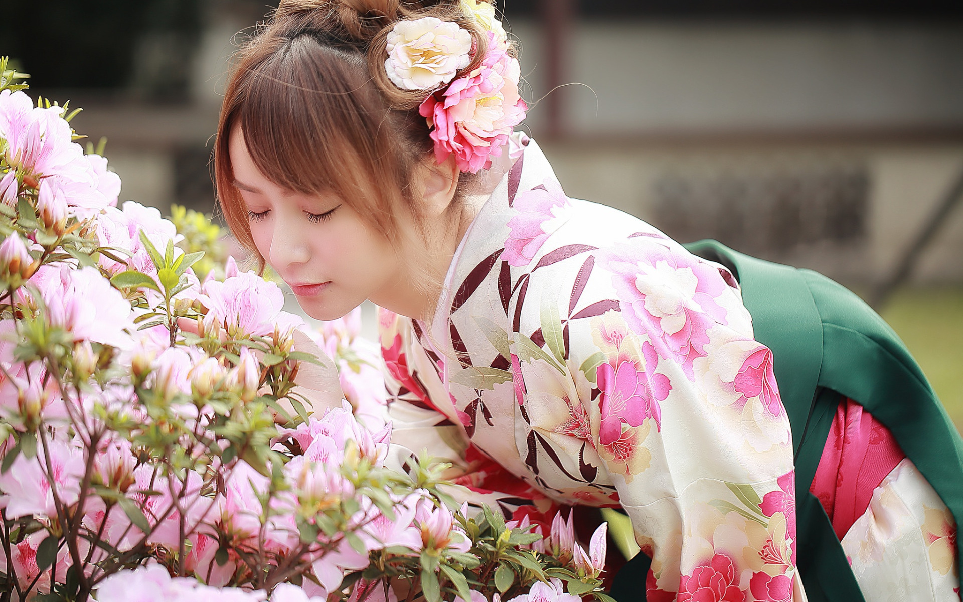 Японская девушка. Японские цветы. Японка в кимоно. Цветы Японии. Как называют девушку в японии