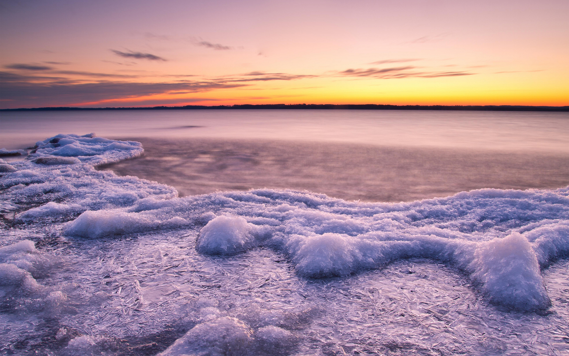 В первой море. Снег на море. Море зимой. Морозное море. Заснеженное море.