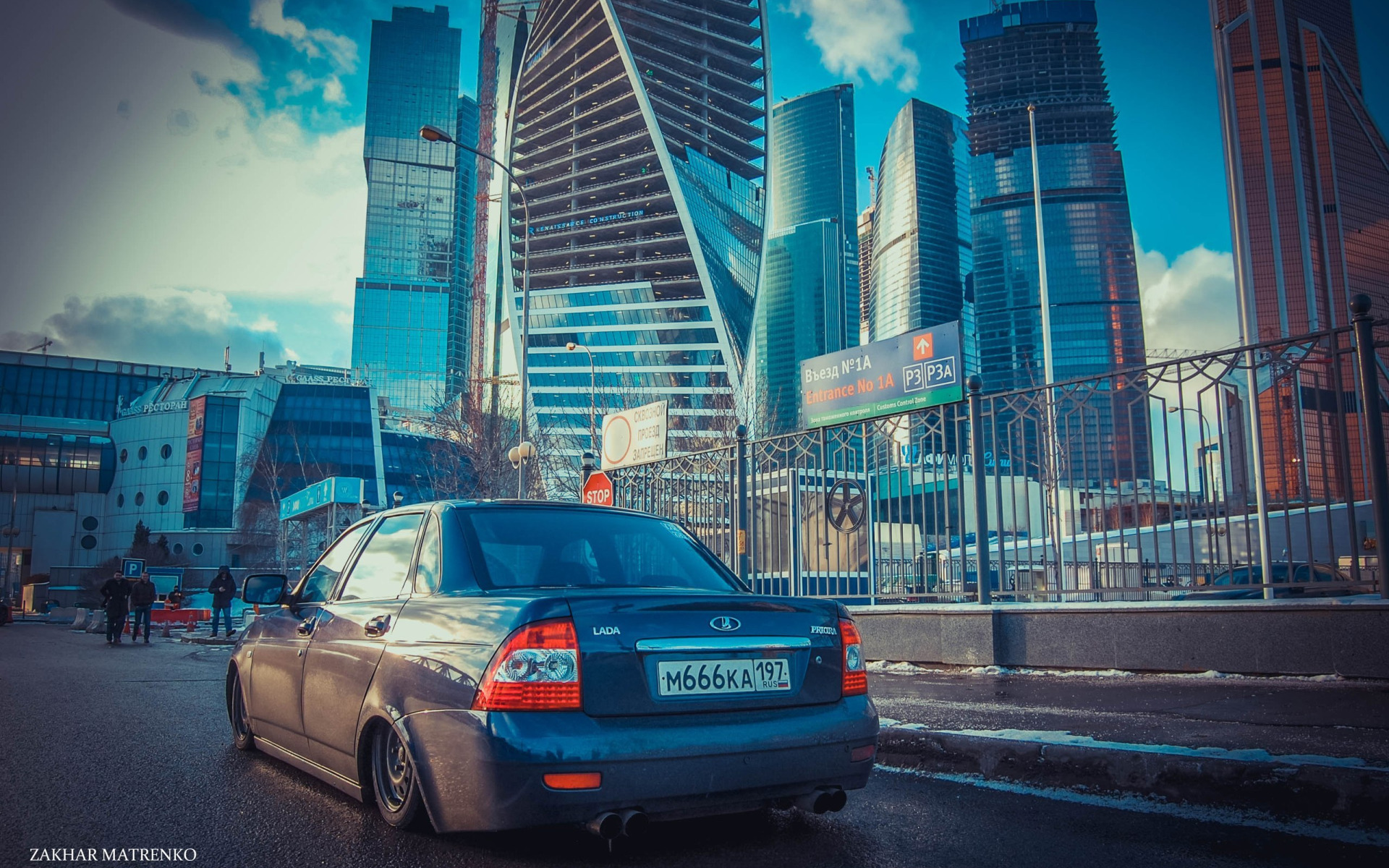 Скачать обои машина, авто, дома, Москва, auto, LADA, Priora, ВАЗ, раздел  другие марки в разрешении 1920x1200