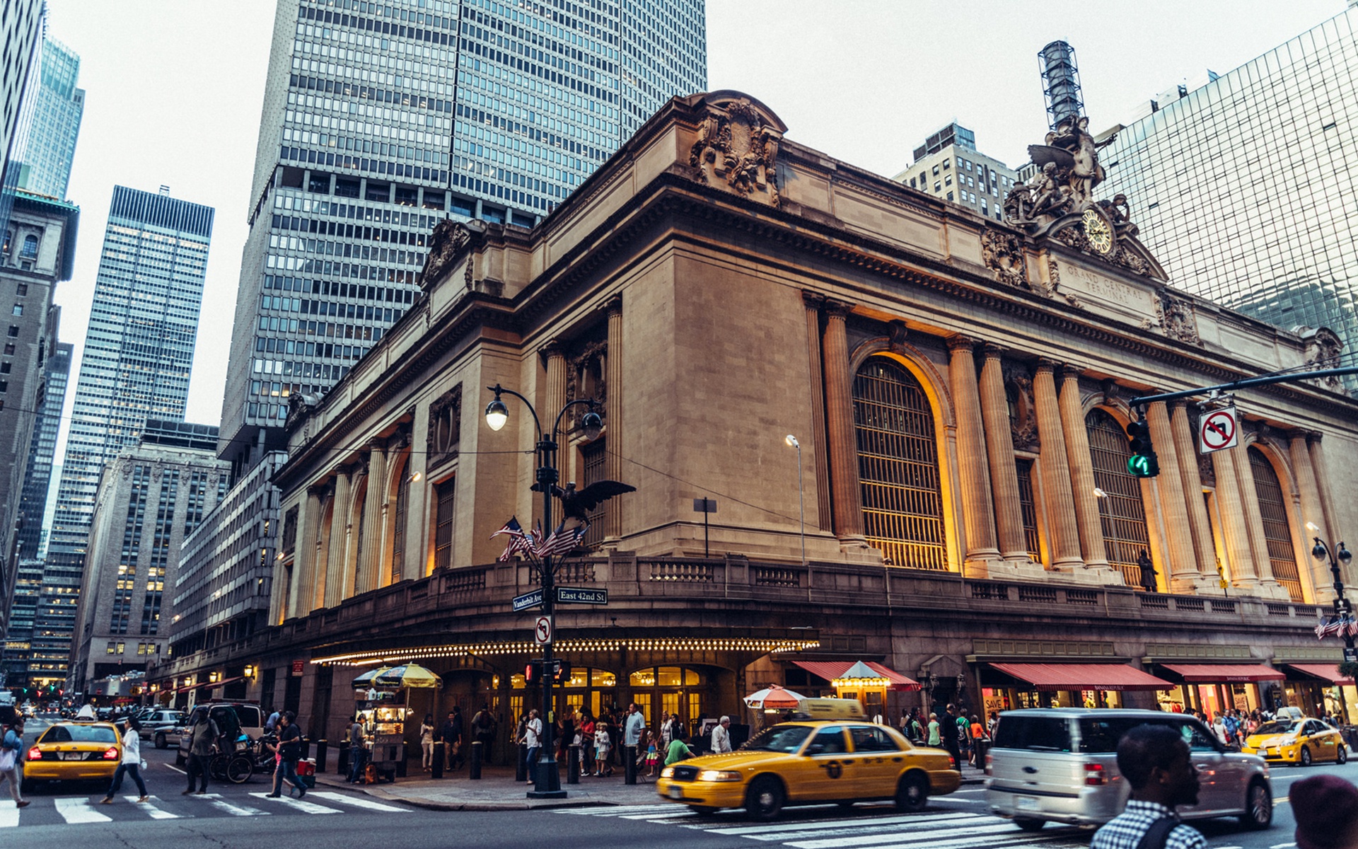 Скачать обои улица, вокзал, дома, Нью-Йорк, США, автомобиль, Grand Central  Terminal, раздел город в разрешении 1920x1200