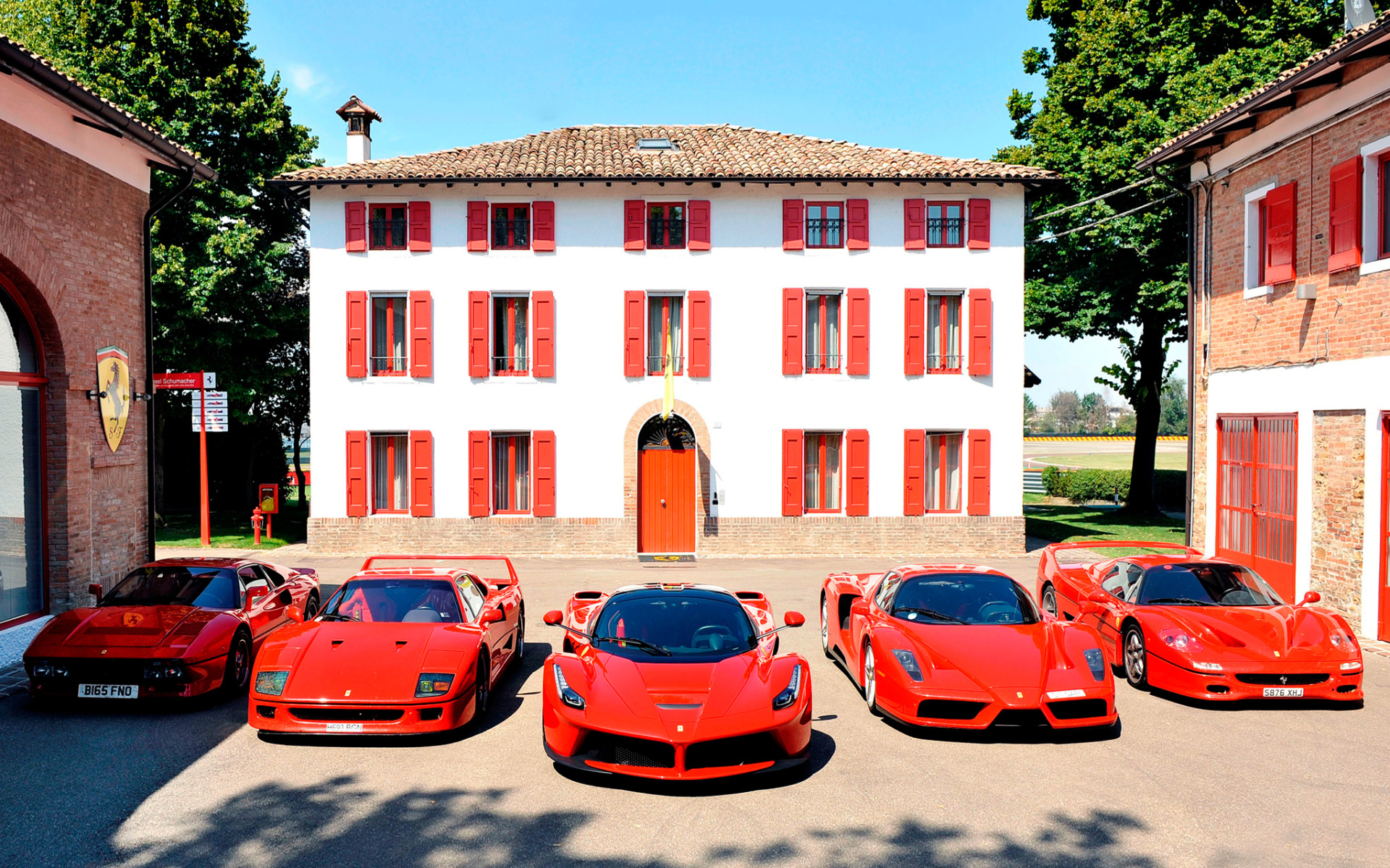 Скачать обои авто, машины, красный, дом, окна, Ferrari, red, Ferrari Enzo,  раздел ferrari в разрешении 1920x1200