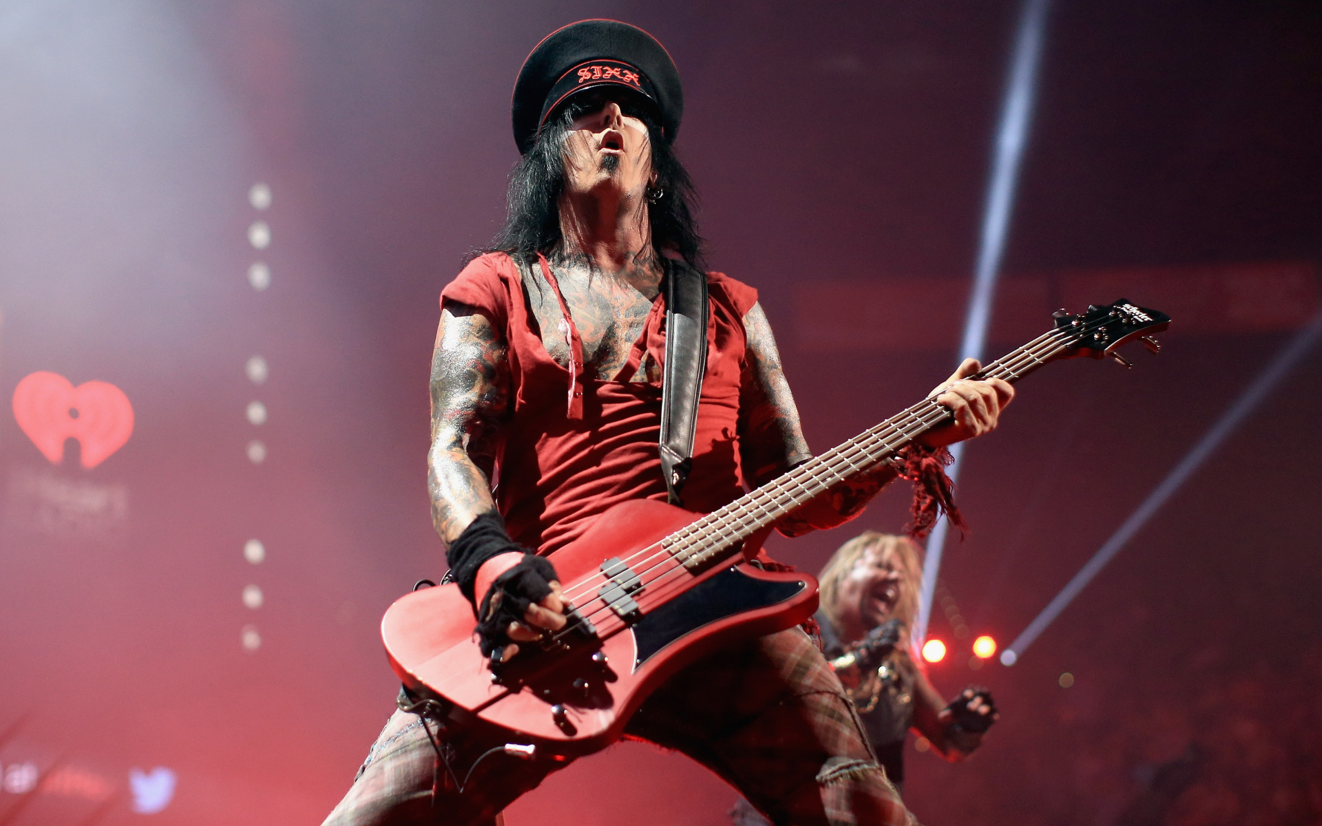 Nikki sixx. Nikki Sixx Motley Crue. Гитарист мотли Крю. Motley Crue Никки сикс. Никки сикс с гитарой.