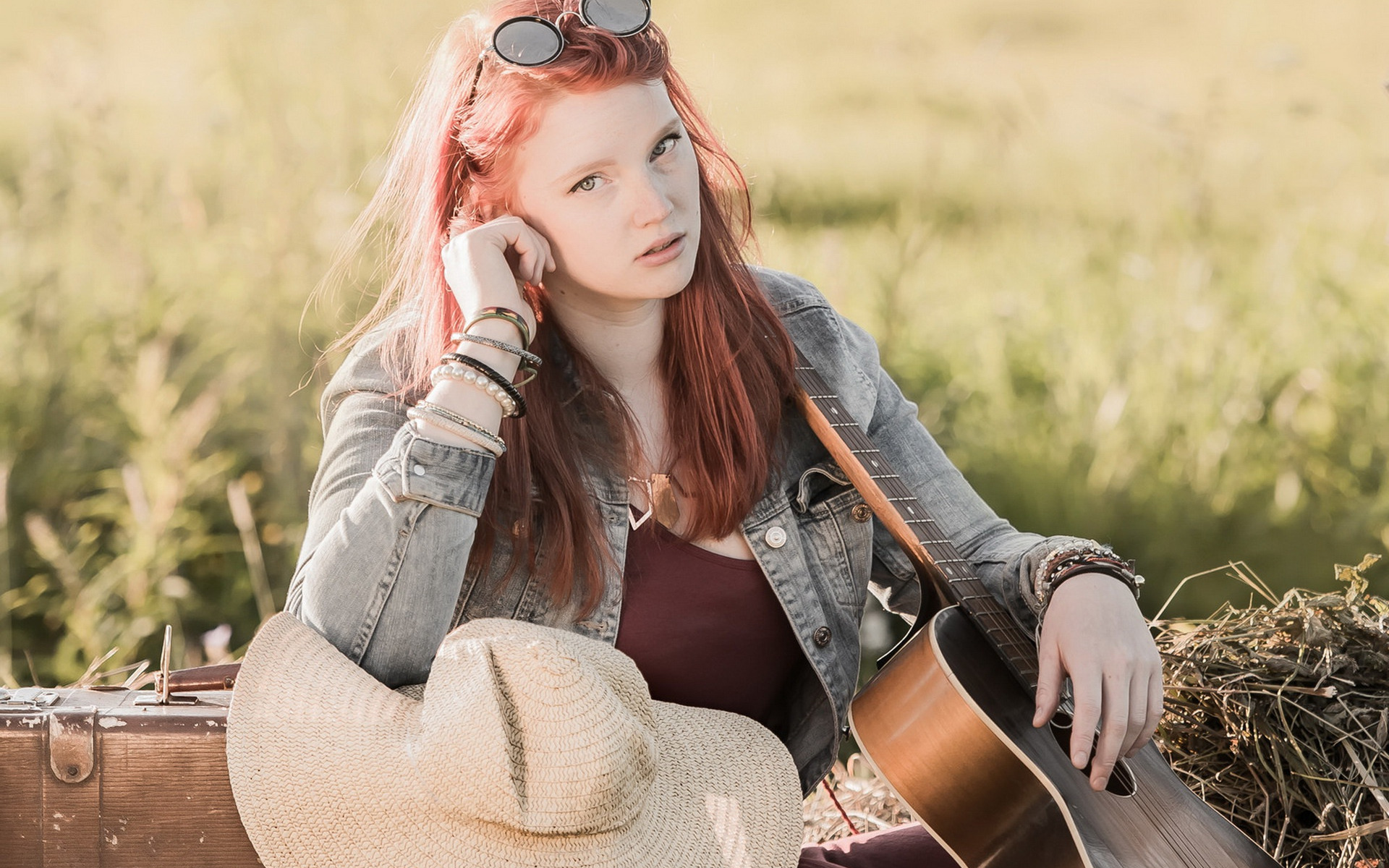 Очаровашка песня. Девушка с гитарой. Рыжая девушка с гитарой. Гитара девочка рыжая. Гитарист на природе.