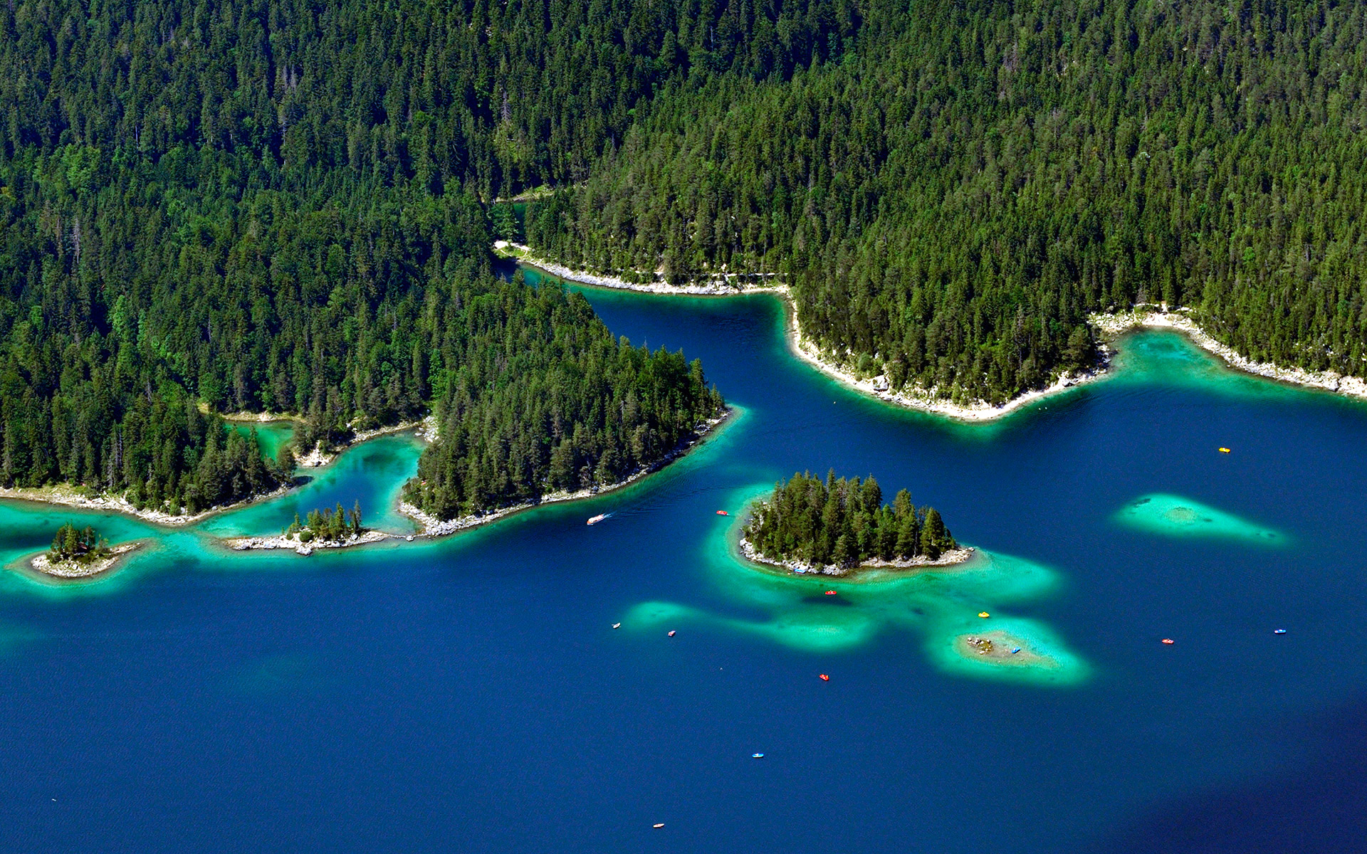 Остров на озере которое находится на острове. Озеро айбзее Германия. Eibsee озеро в Баварии. Гармиш-Партенкирхен озеро. Лагуна на архипелаге.
