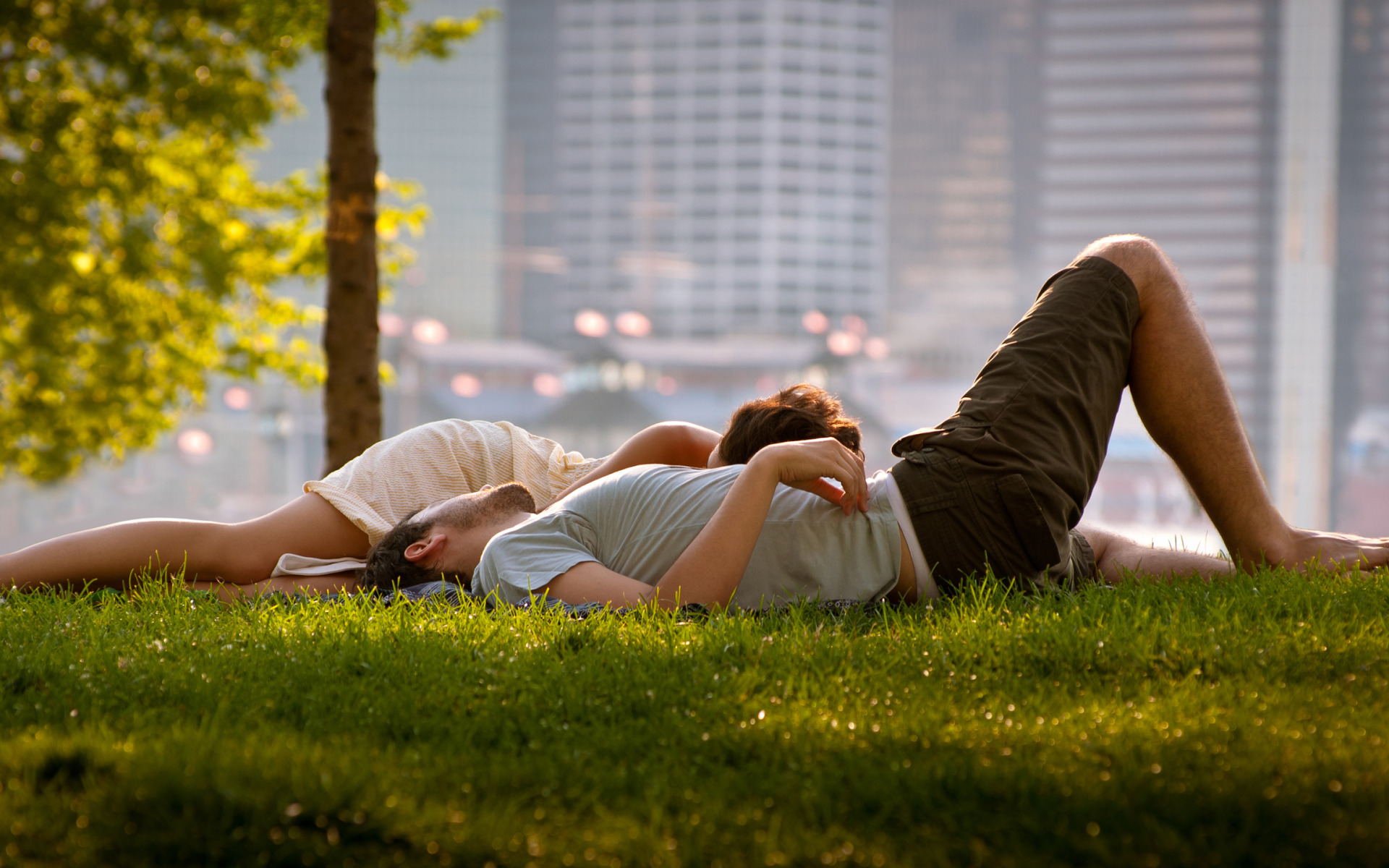 Романтичные фото. Влюбленные на траве. Романтика в отношениях.