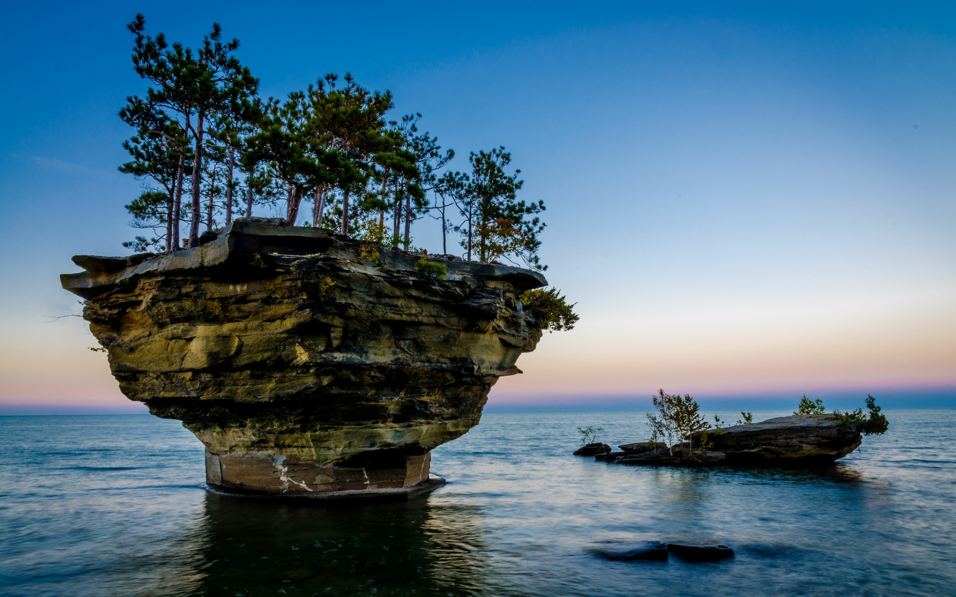 Остров среди моря. Остров на озере Гурон в Мичигане. Скала Turnip Rock на озере Гурон. Озеро Гурон Мичиган скала репа. Сент Джозеф остров озеро Гурон.