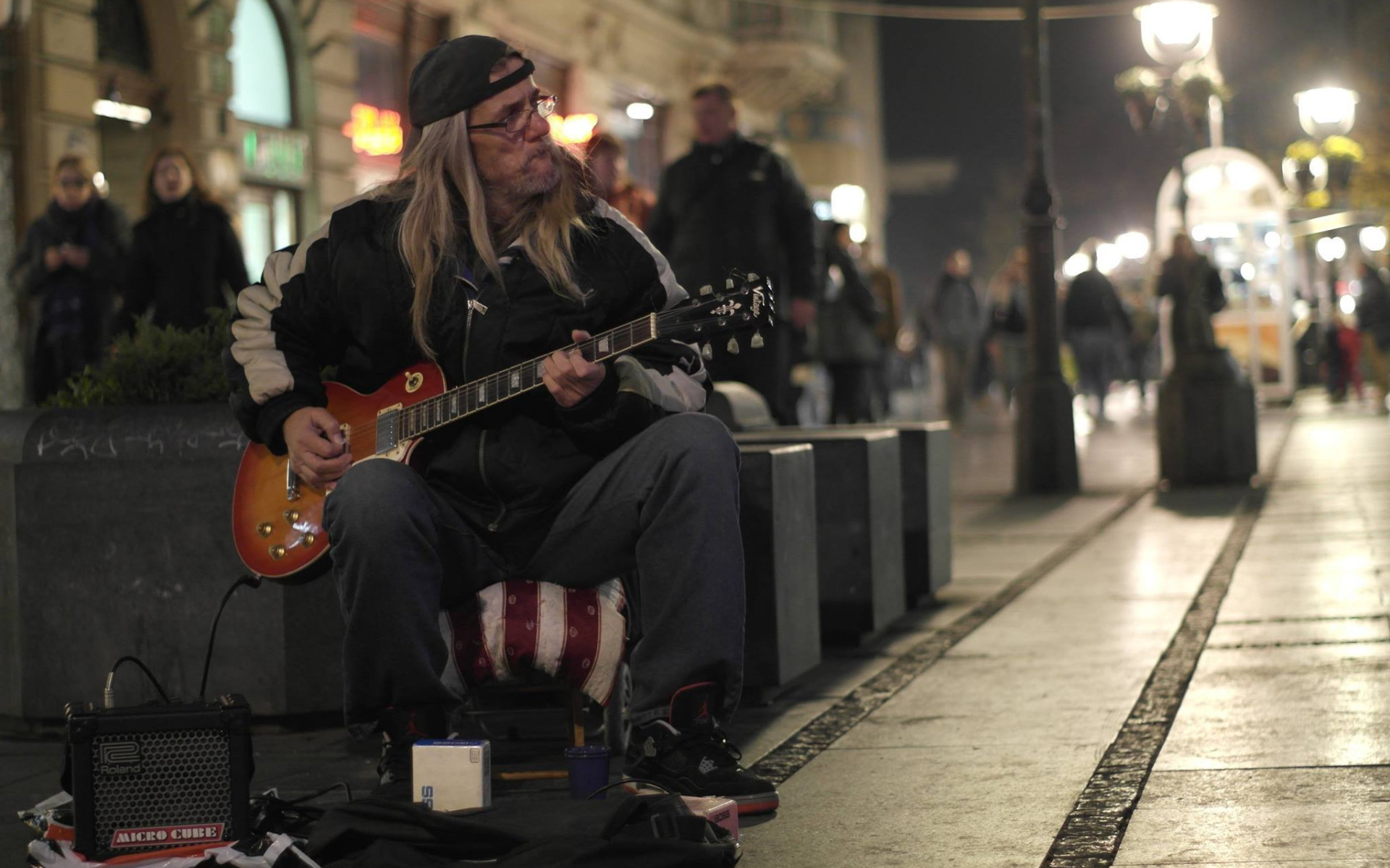 «Уличный музыкант» Street musician, Бенгт Линдстрём. "Гитарист" "уличный музыкант" "Ambient". Уличный гитарист. Уличный музыкант на гитаре. А по темным улицам гитара