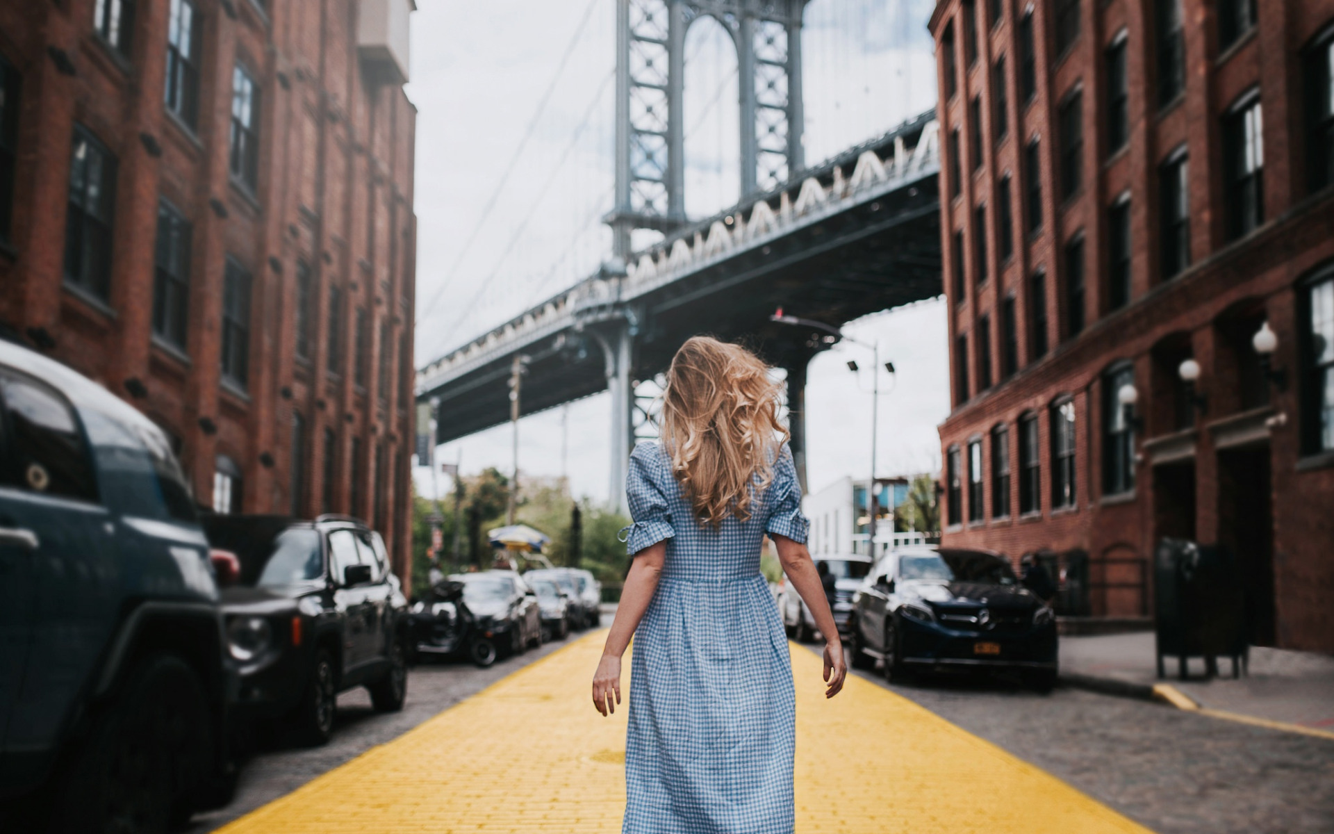 Mary they walk in the city center. Девушка в Нью-Йорке. Фотосессия на улицах Нью Йорка. Красивые девушки в Нью-Йорке. Девушка в платье Нью Йорк.