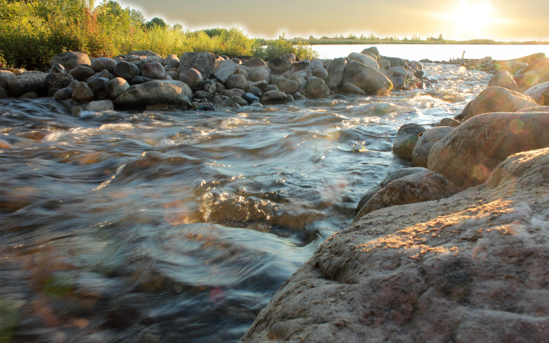 Камень вода течет. Ручей с камнями. Камни в реке. Вода ручей. Прозрачный ручей.