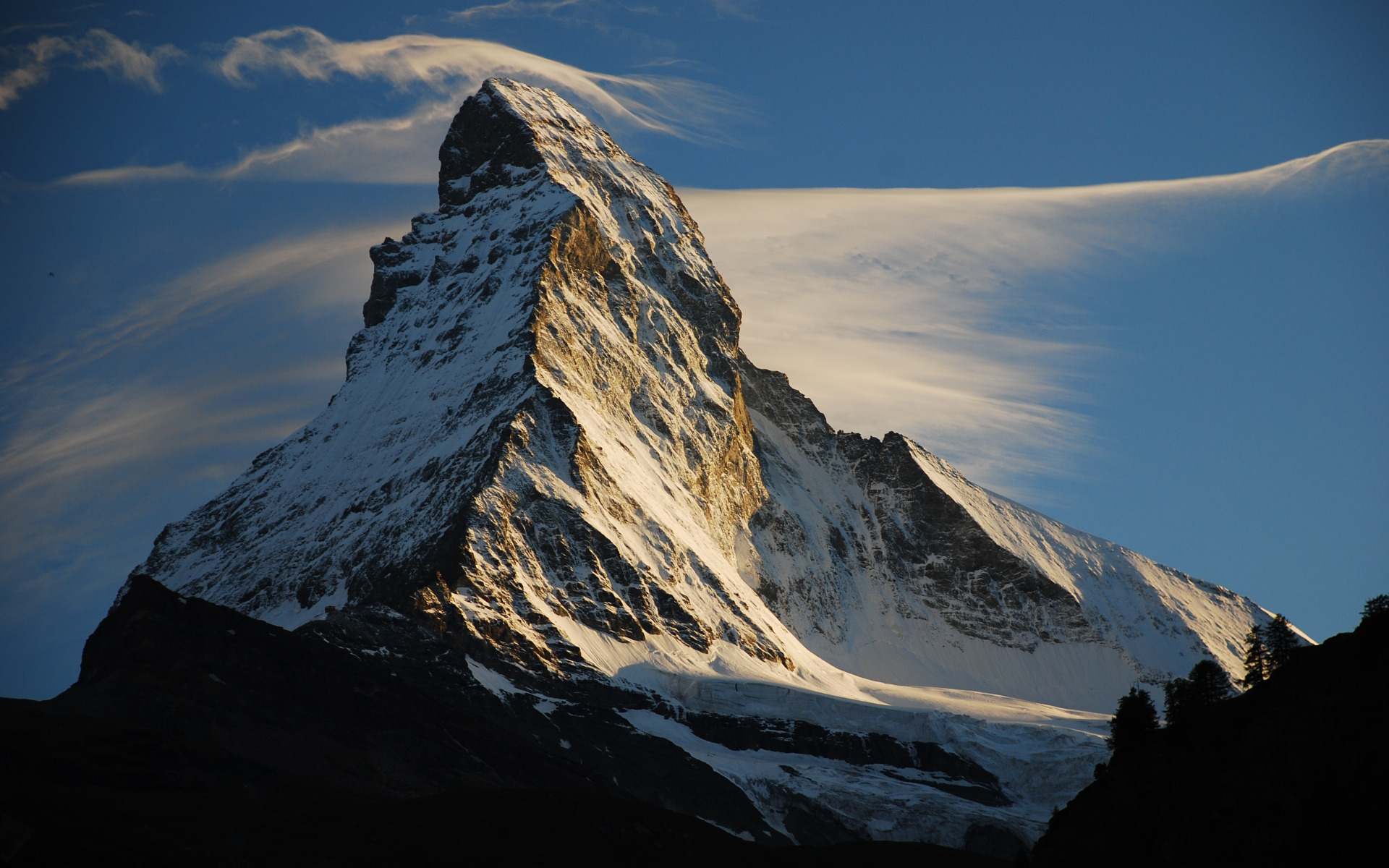 Горы горя в городе. Matterhorn гора. Маттерхорн Швейцария. Гора Маттерхорн в Швейцарии. Пику Маттерхорн Швейцария.