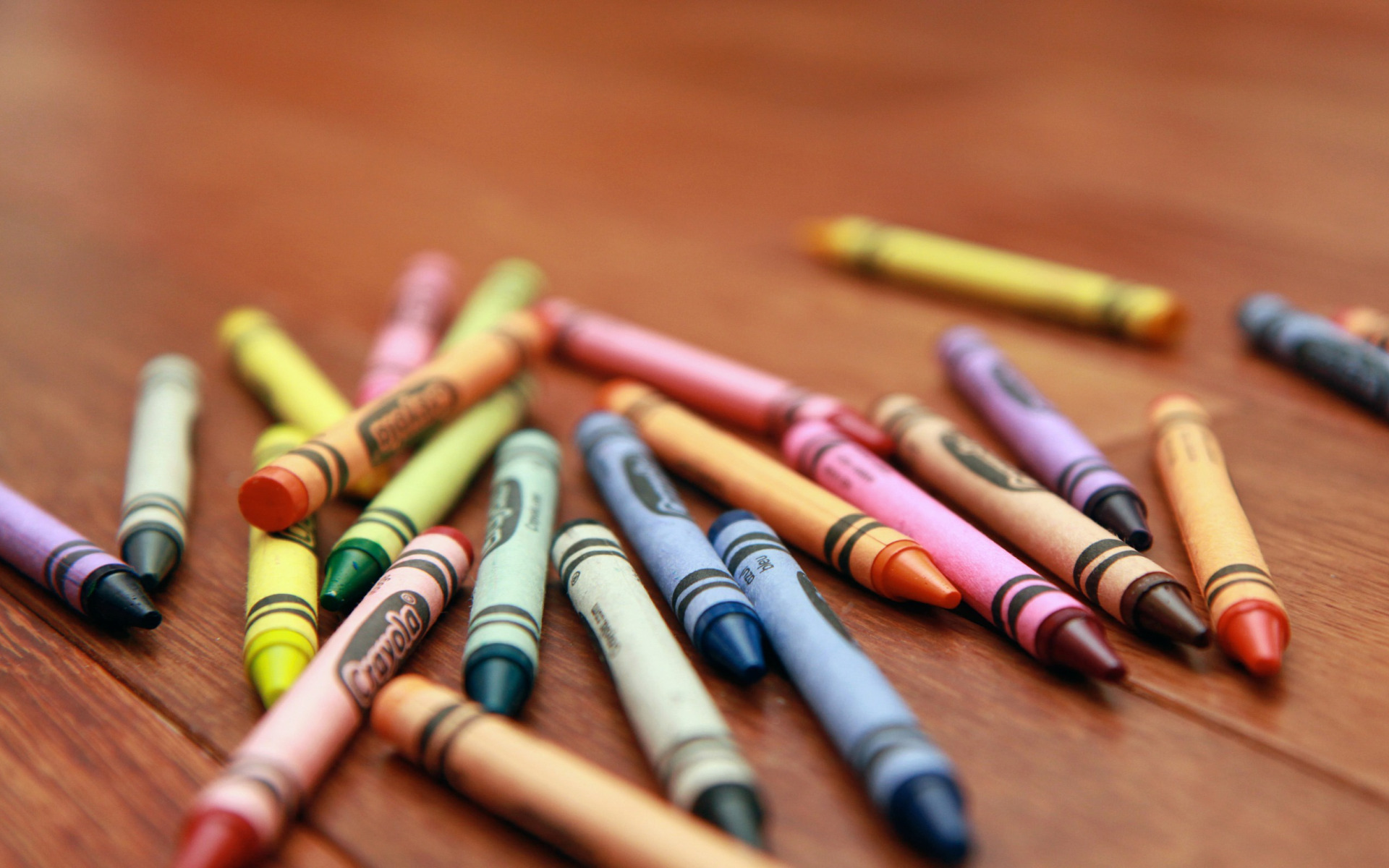 Цветной предмет. Разбросанные карандаши. Красивые предметы. Карандаши на столе. Разбросанные карандаши на столе.