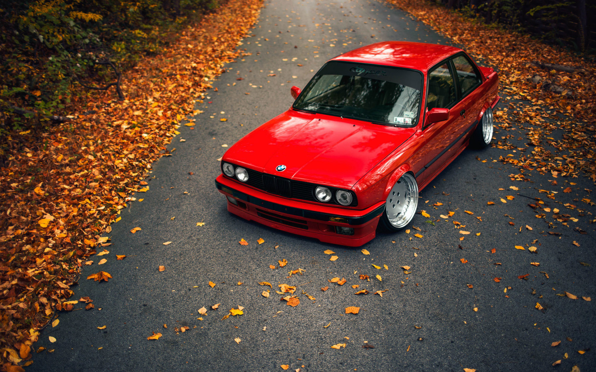 BMW e30 красная