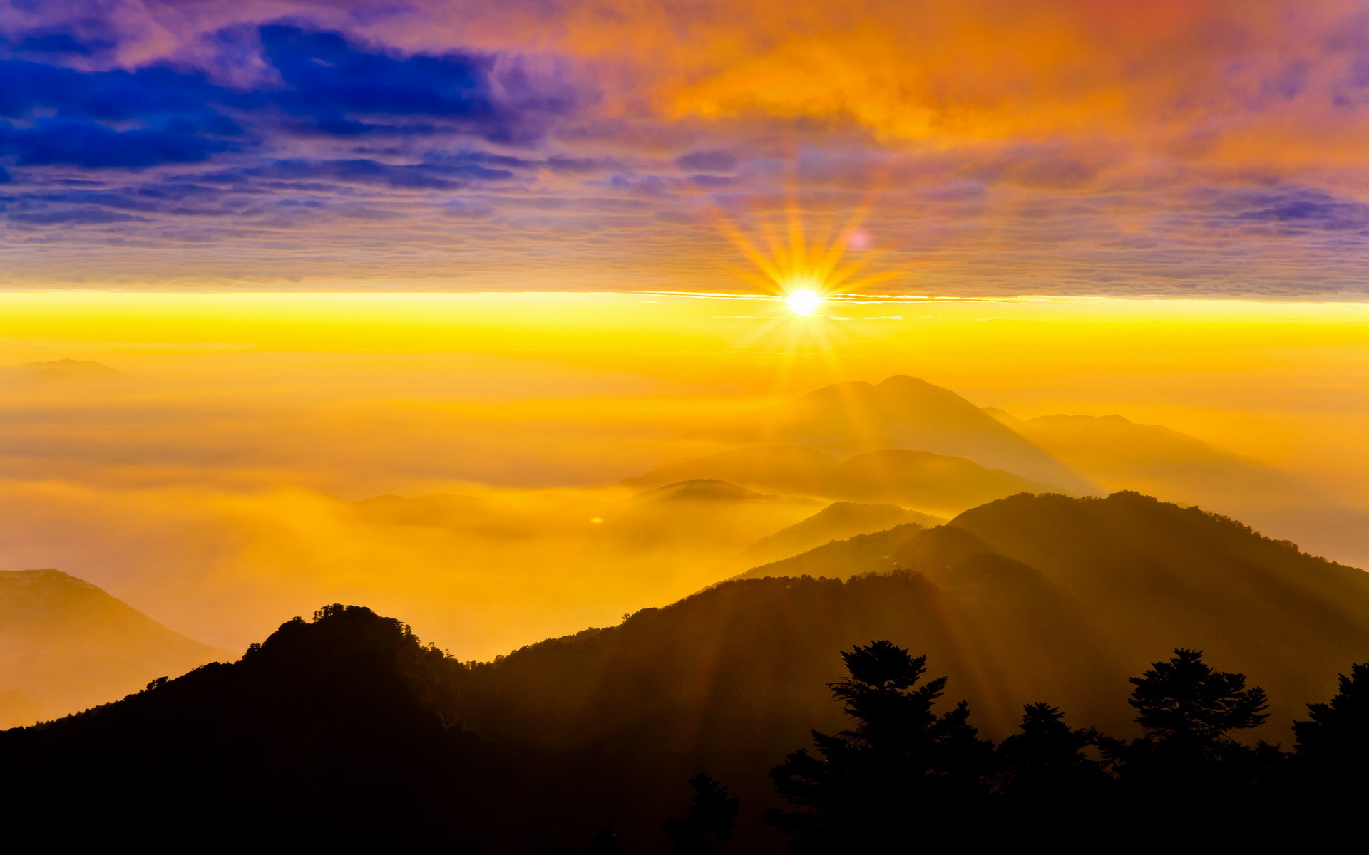 Солнце св. Закат в горах. Рассвет солнца. Рассвет в горах. На Восходе солнца.