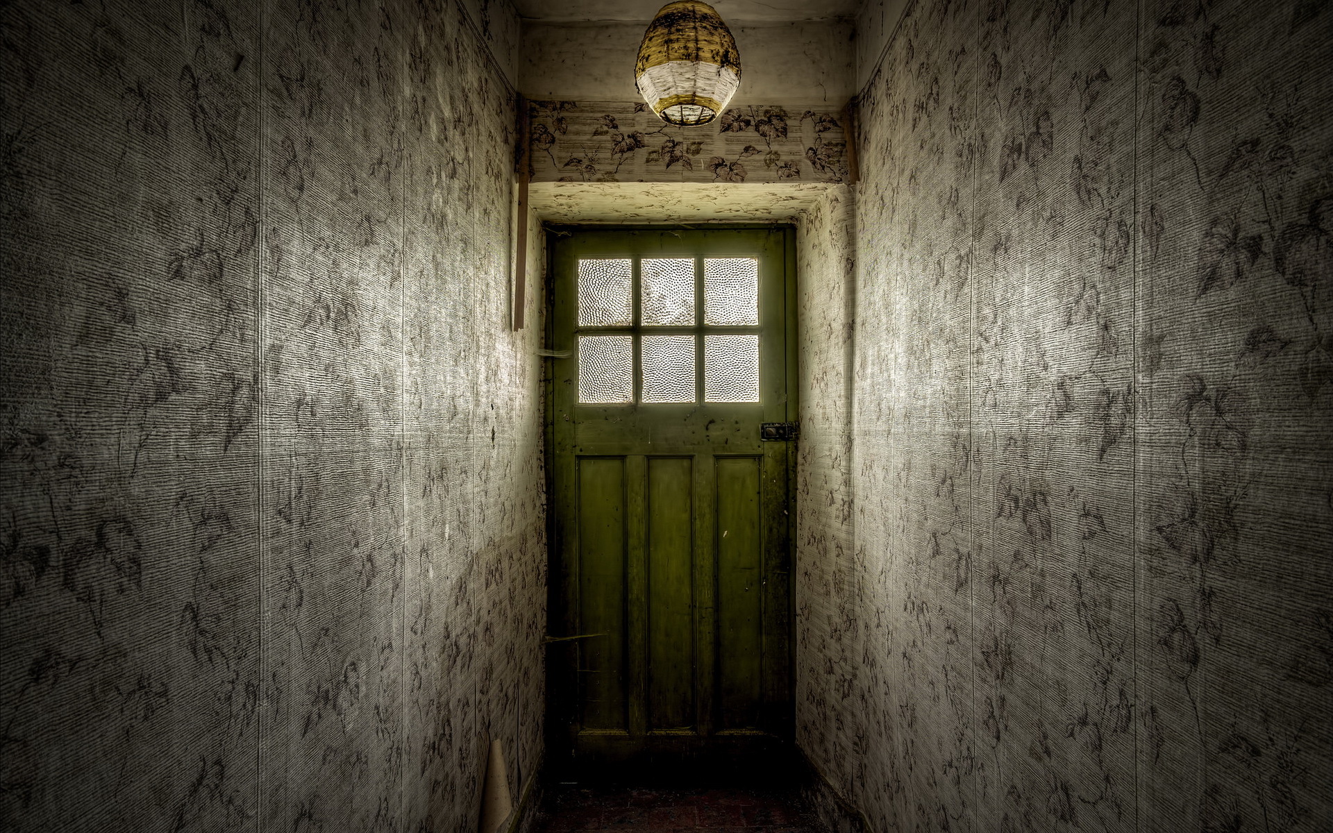 Жуткие двери. Старая дверь в комнату. Старинная стена. Мрачный коридор.