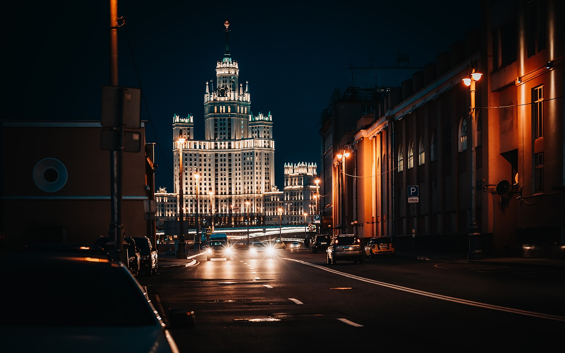 Хорошего вечера в москве. Сталинская высотка ночью Котельническая. Москва высотка на Котельнической набережной. Высотка на Котельнической набережной ночью. Котельническая набережная вечер Москва Таганская.