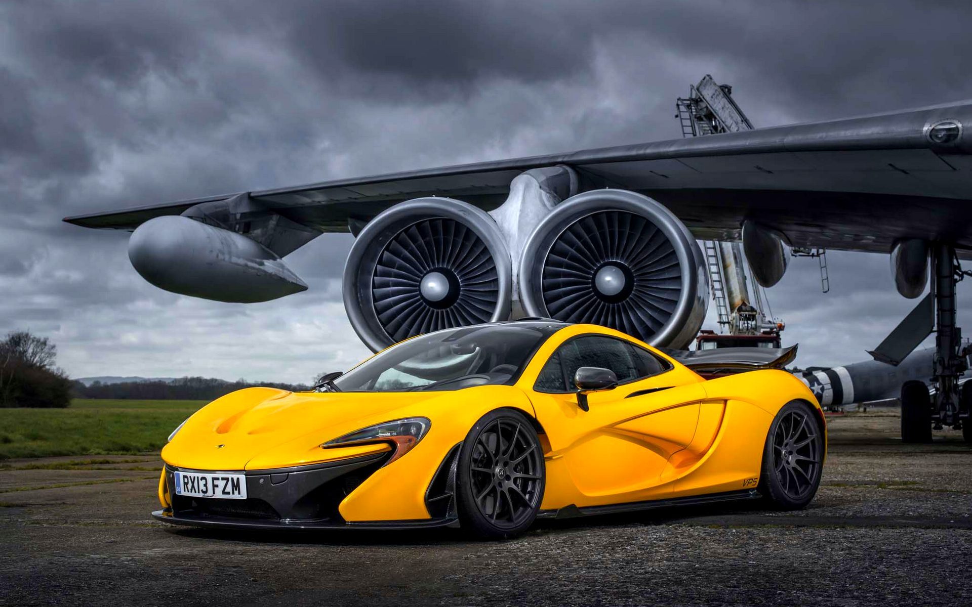 Скачать обои McLaren, Желтый, Самолет, Машина, Макларен, Суперкар, Yellow,  Аэродром, раздел mclaren в разрешении 1920x1200