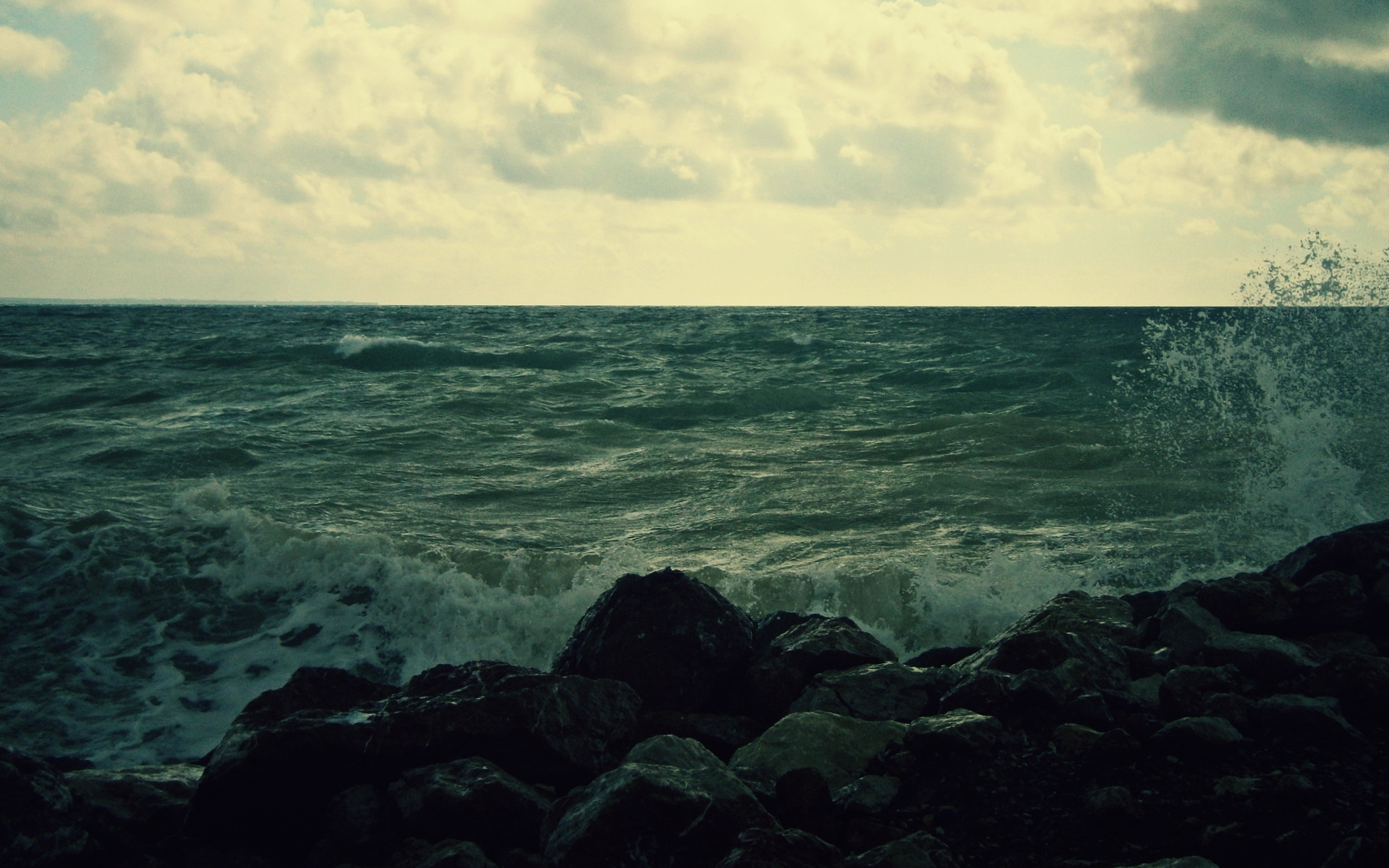 Грустью море не. Грустное море. Печальное море. Море Эстетика. Волны на горизонте.