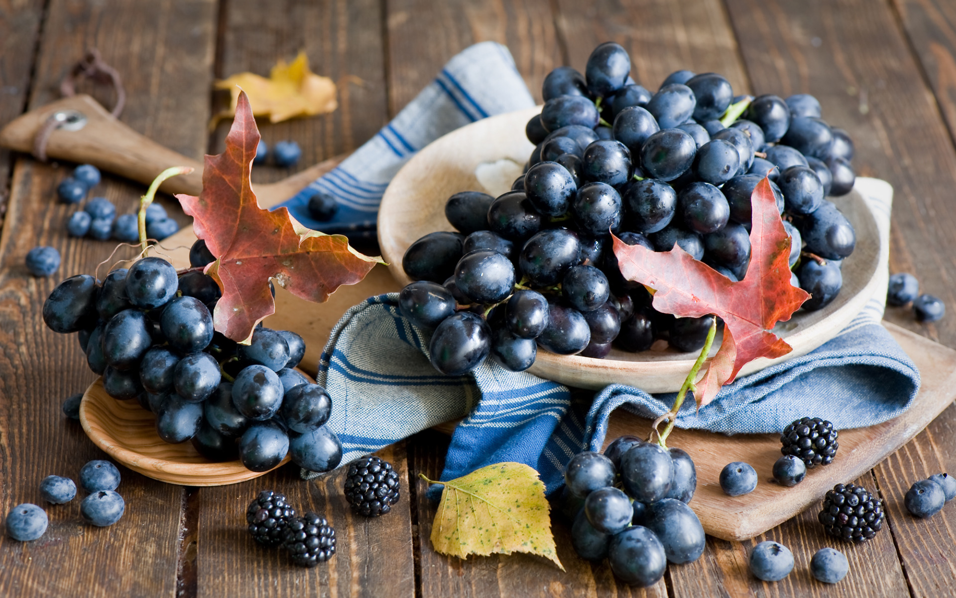 Виноград маленькие ягоды. Blueberry виноград. Ягоды черника виноград. Виноград черный. Ягоды на столе.