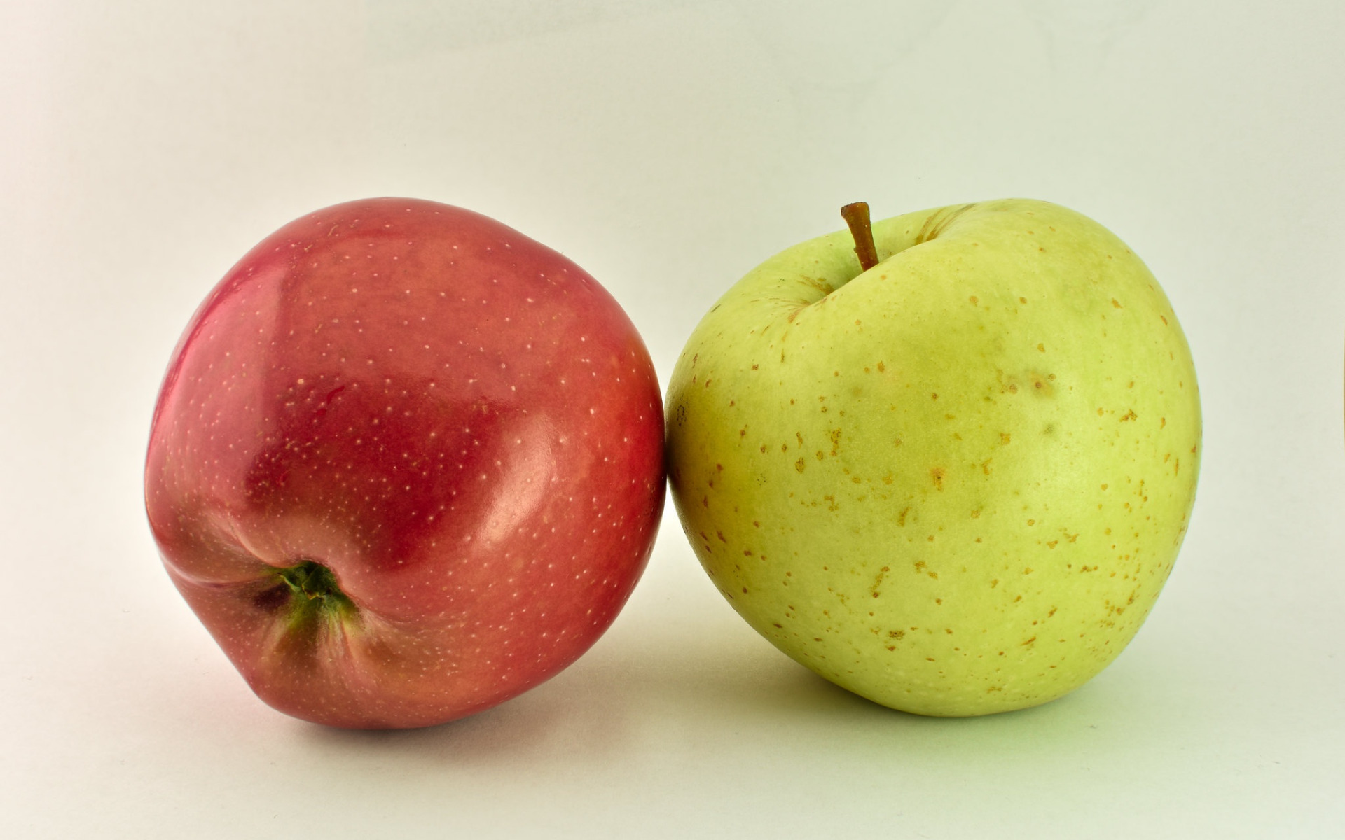 Две трети яблока. Яблоко. Яблоко 2. Разные яблоки. Одно яблоко.