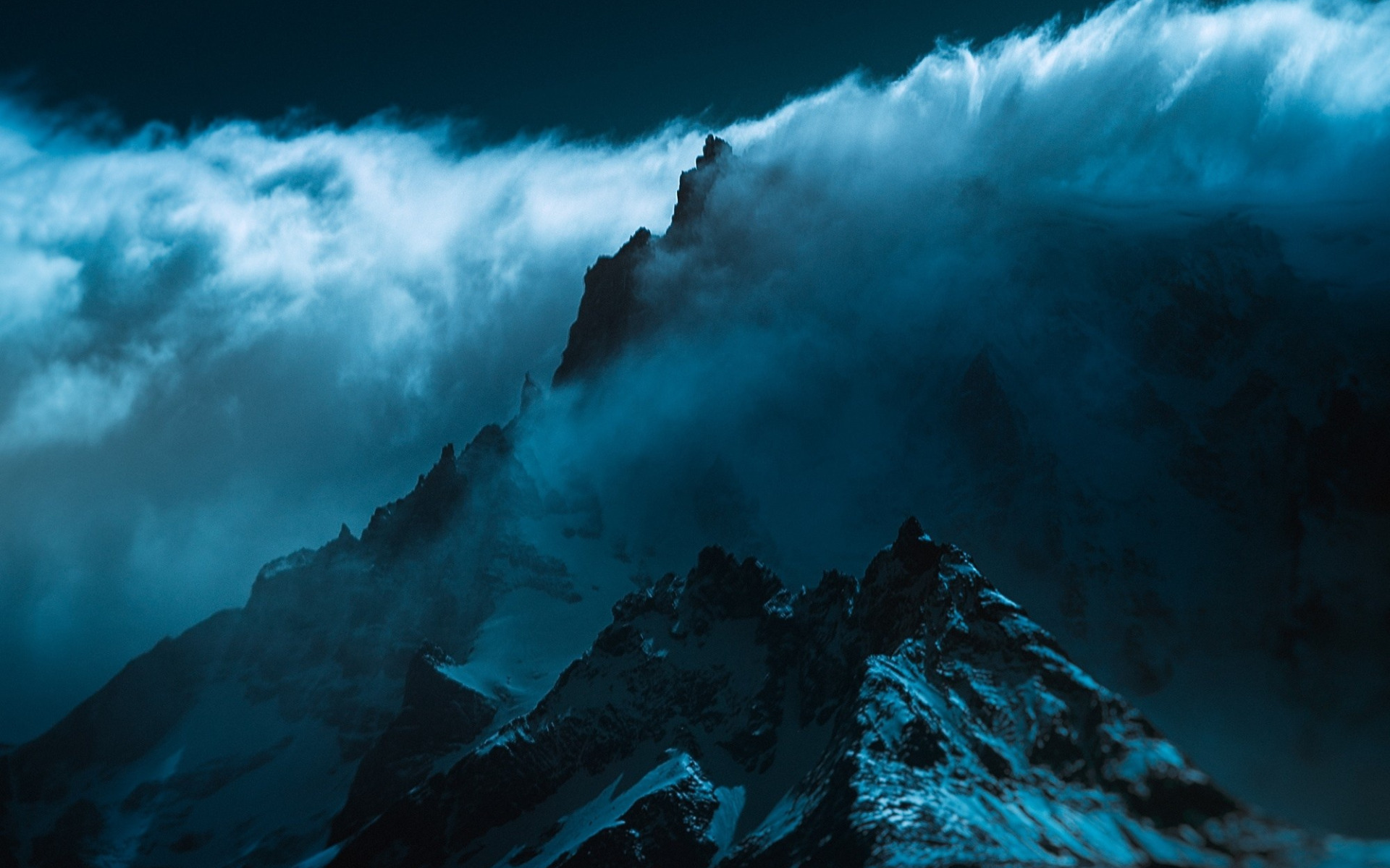 Темно синие вершины гор 1 изрытые