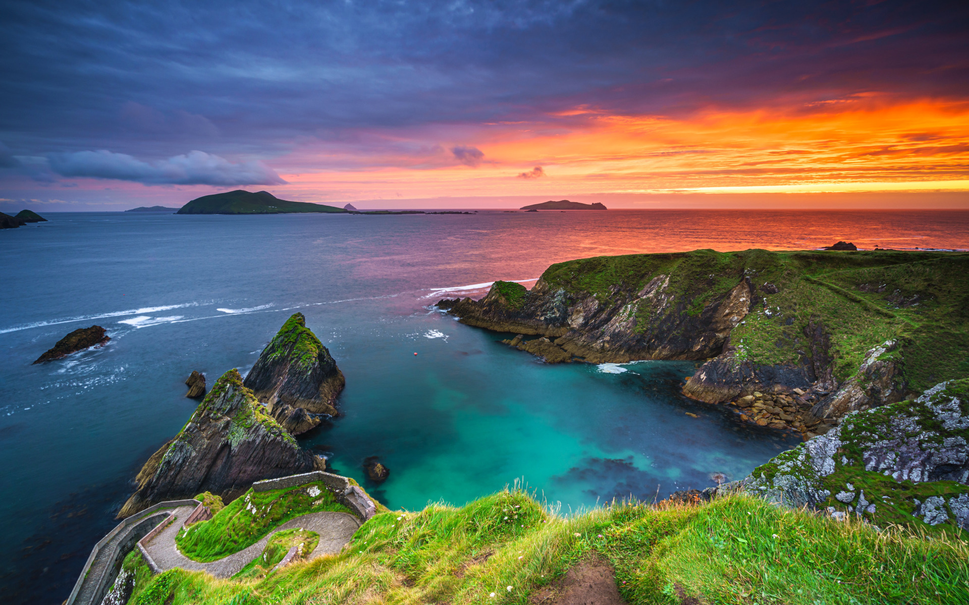 Ireland. Скалы Керри Ирландия. Ирландия зеленый остров. Горы Керри в Ирландии. Остров-скала Кэррик в Северной Ирландии.
