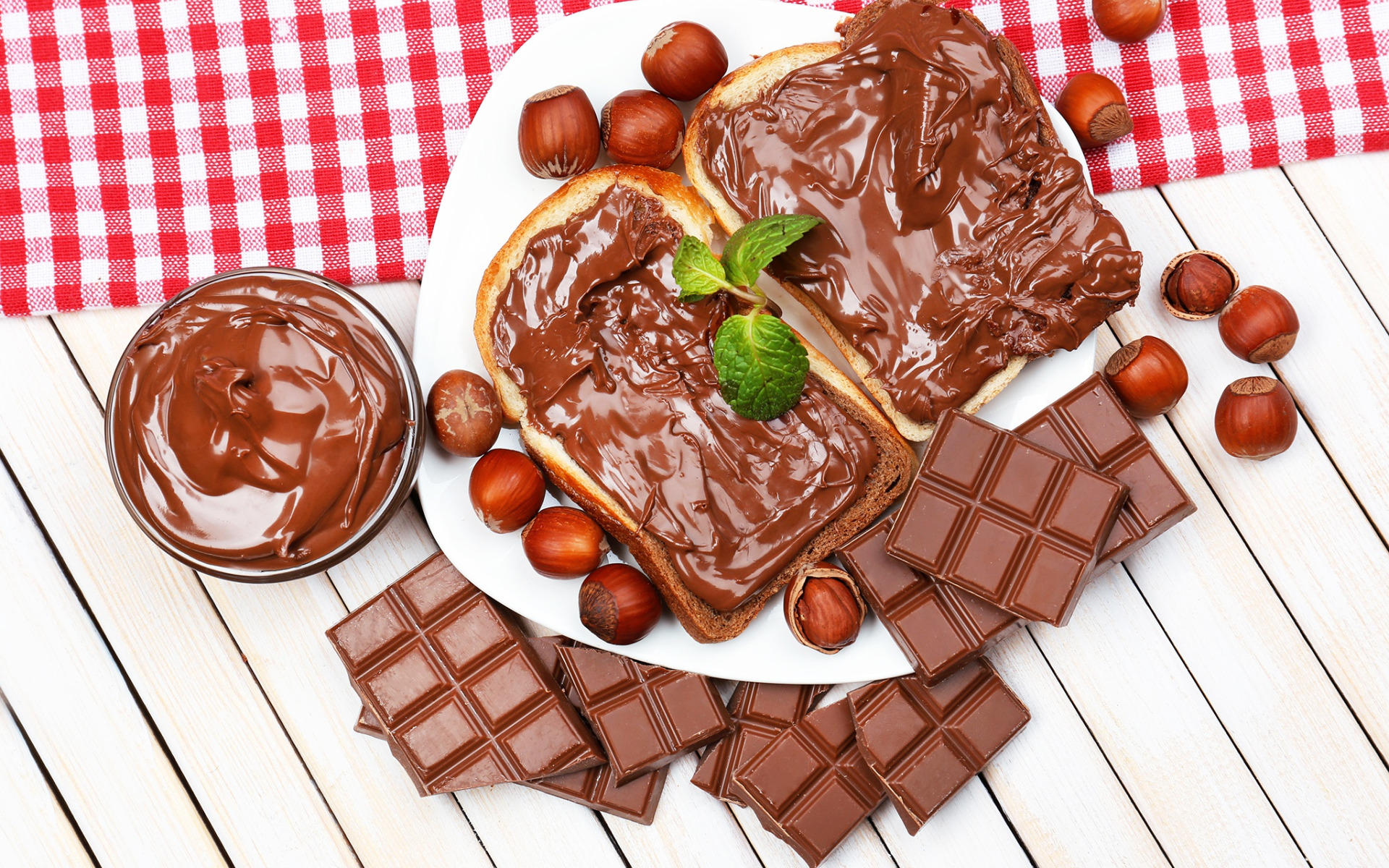 Шоколадная тарелка. Шоколадная паста Chocolate Hazelnut Cream. Chocolate Hazelnut шоколад фундук. Хлеб с шоколадом. Бутерброд с шоколадом.