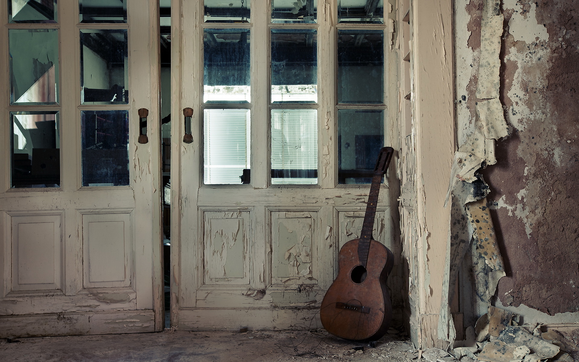 Хорошая забытая музыка. Музыкальная дверь. Дверь гитара. Двери в музыкальную школу. Старый дом на гитаре.
