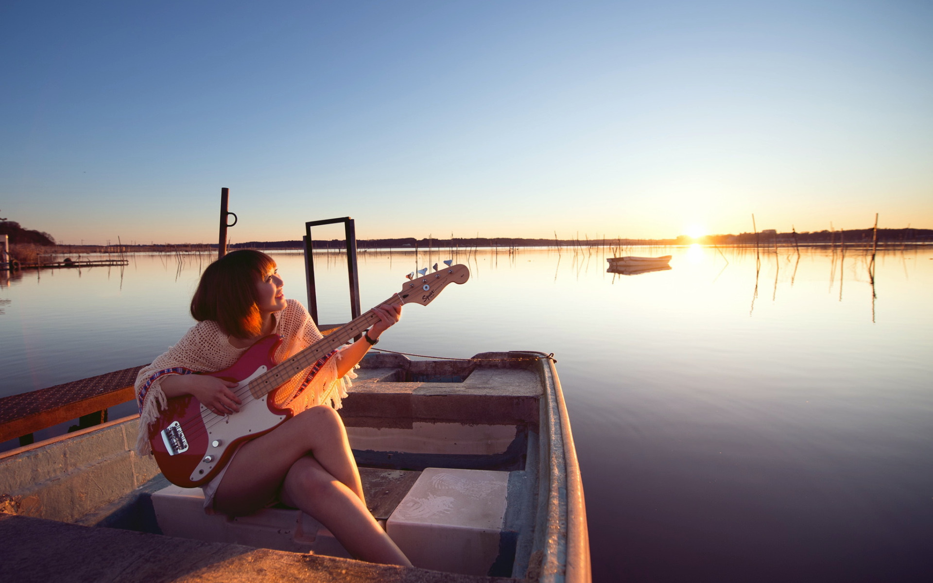 Песни под гитару река. Девушка с гитарой на берегу. Девушка в лодке. Девушка в лодке на закате. Девушка с гитарой на закате.