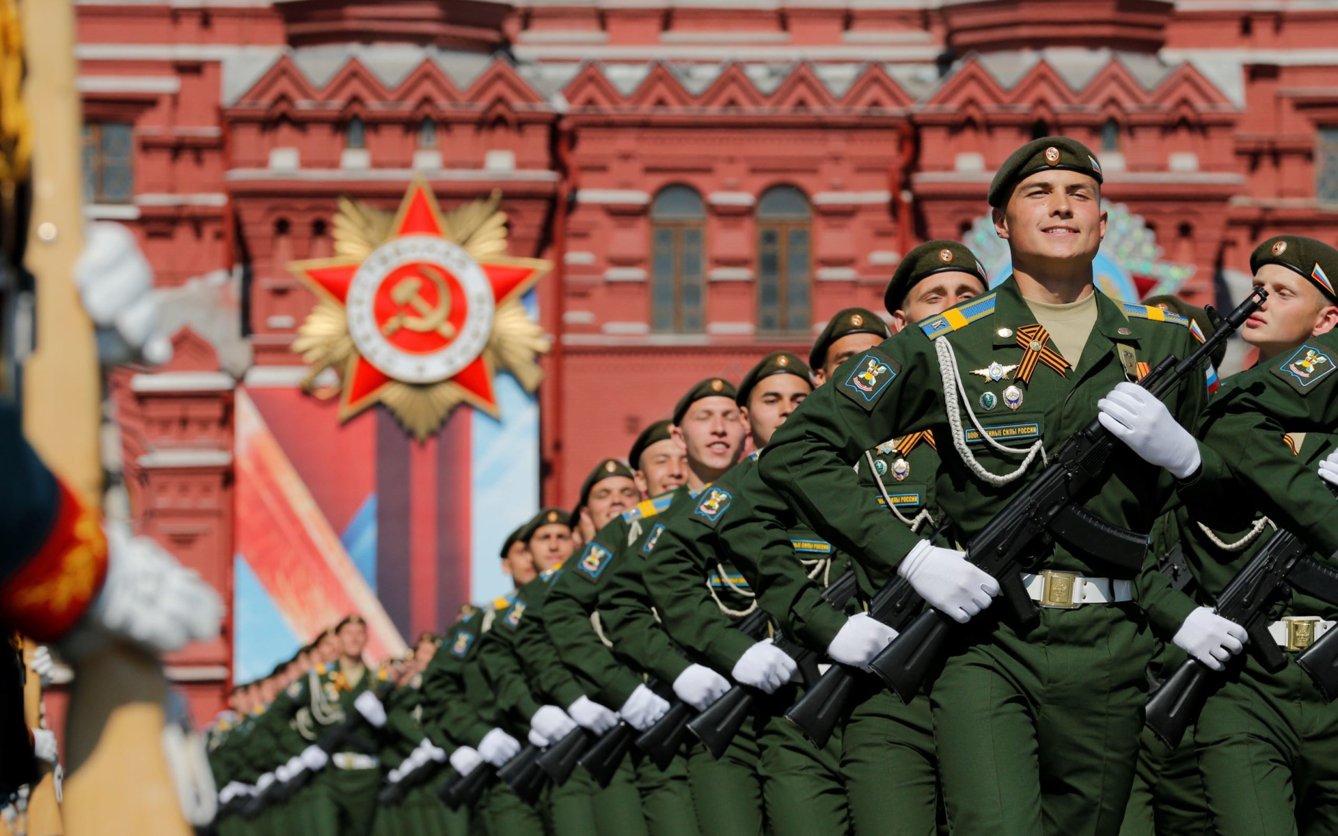 Военный парад. Солдаты на параде. Солдаты на красной площади. Войска на параде.