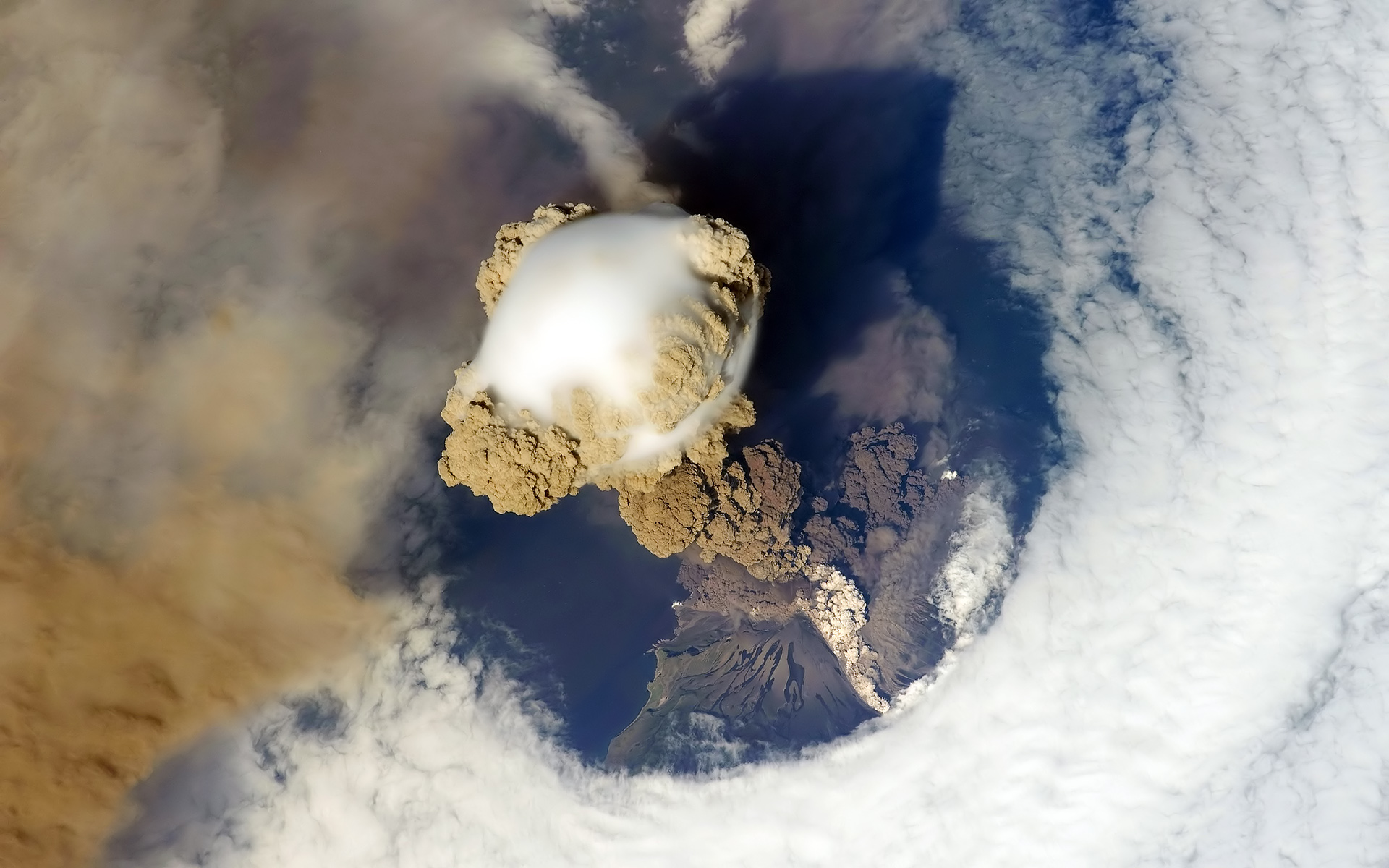 Пока я в атмосфере снова пепел. Извержение вулкана Сарычева в 2009 году. Вулкан Сарычева. Пик Сарычева вулкан. Вулкан Сарычева фото.