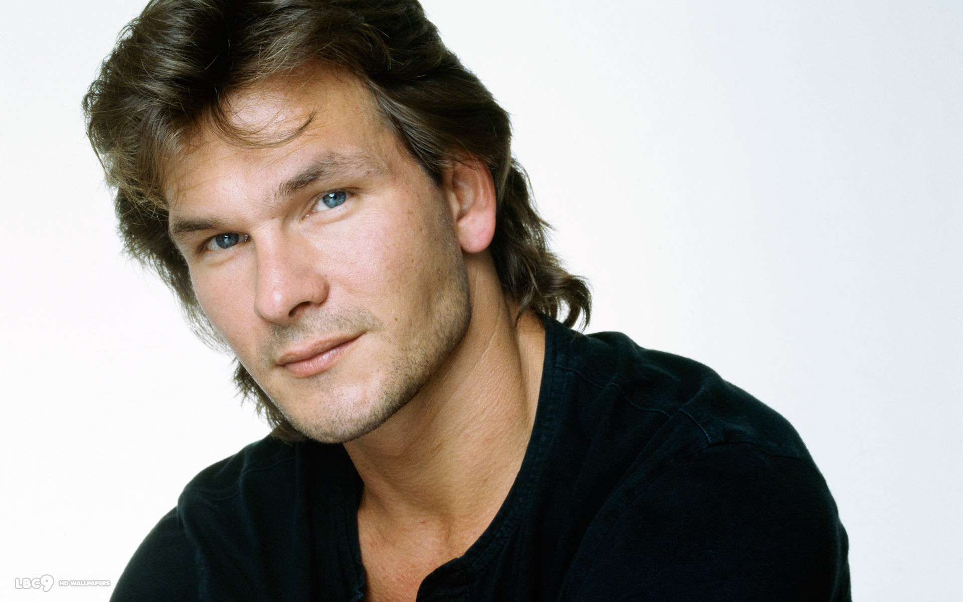 Обои взгляд, фон, актер, Patrick Swayze, Патрик Суэйзи на телефон и рабочий  стол, раздел мужчины, разрешение 1920x1200 - скачать