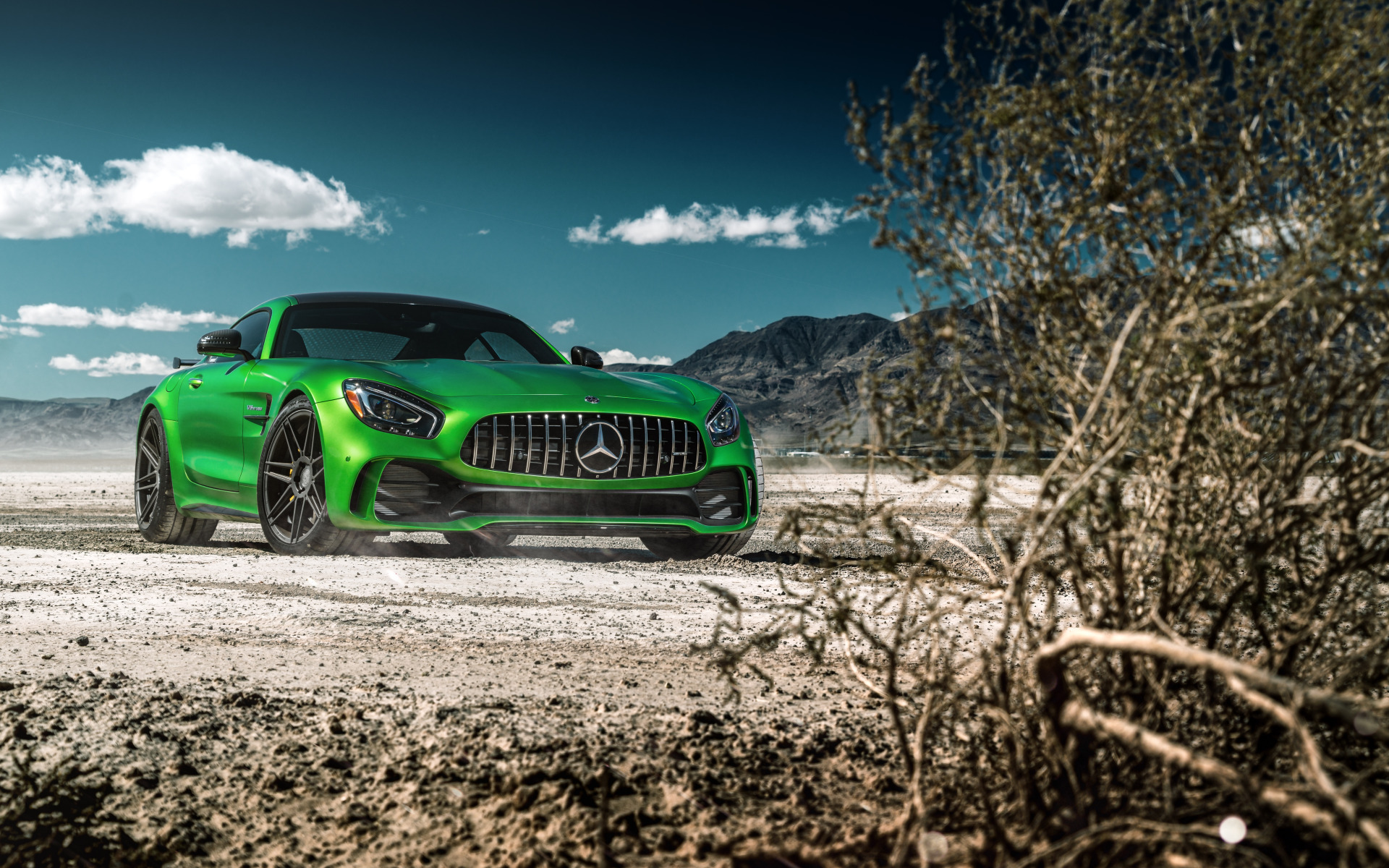 Mercedes AMG GTR. Мерседес АМГ gt зеленый. Мерседес АМГ ГТ зеленый.