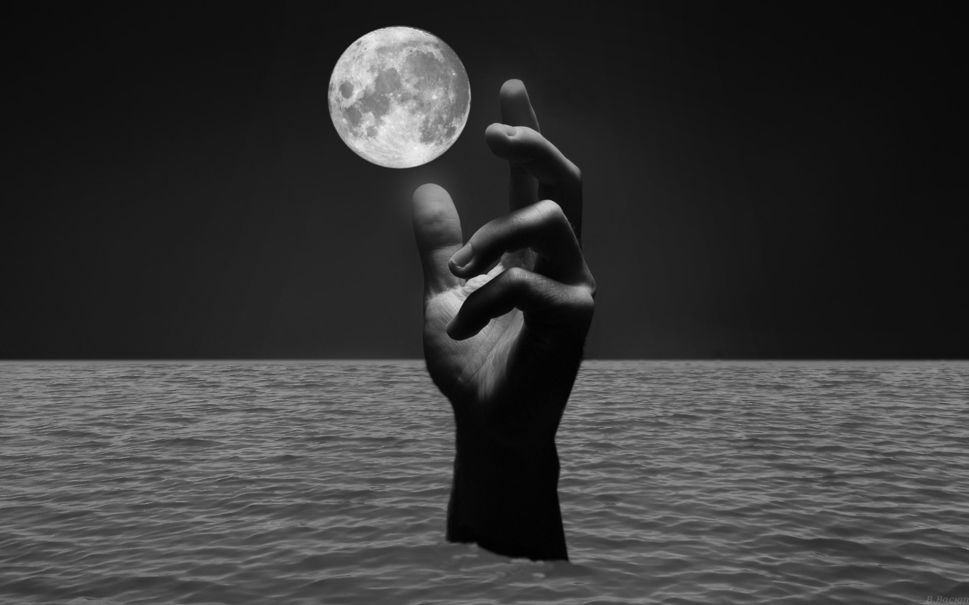 Луна стучит. Луна. Луна в руках. Море Луна девушка. Вода на Луне.